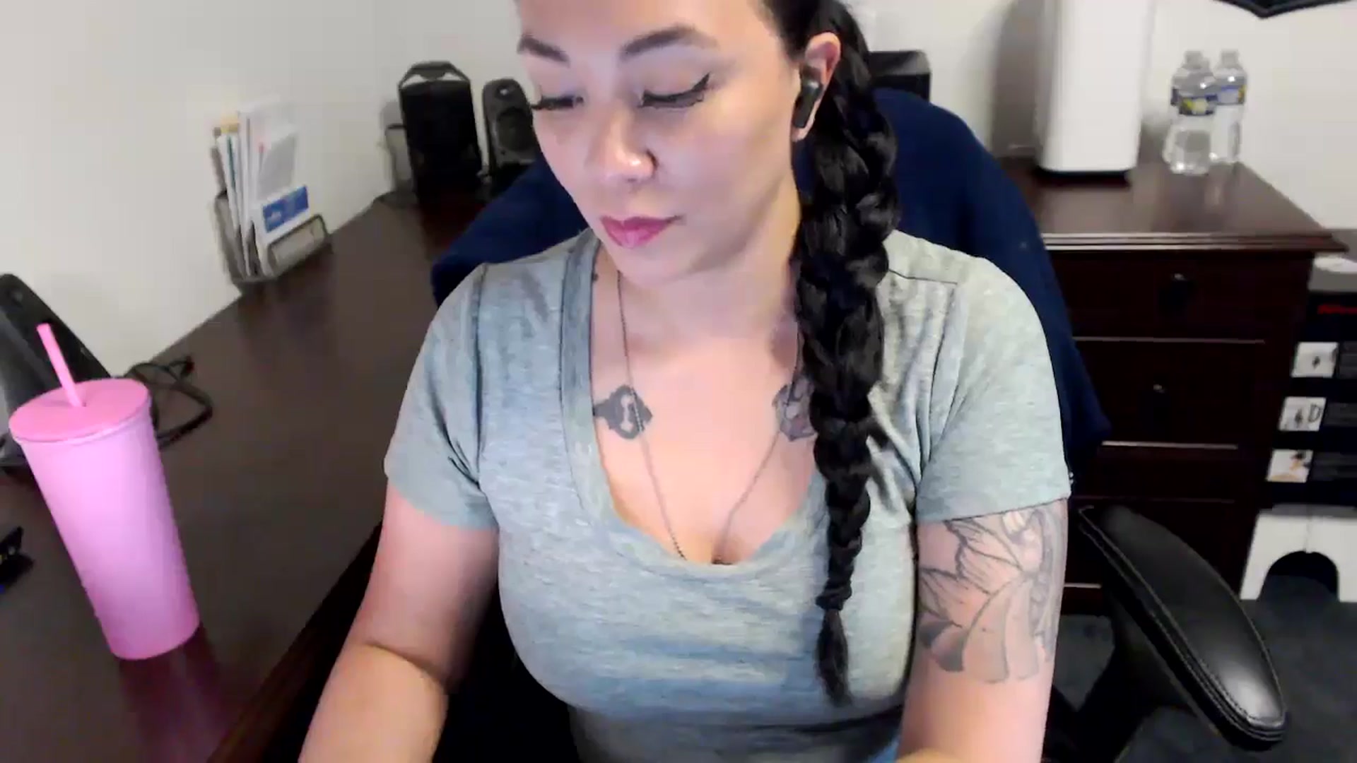 Gallery image thumbnail from MickaylaMoon's myfreecams stream on, 05/20/2024, 18:51 image 10 of 20