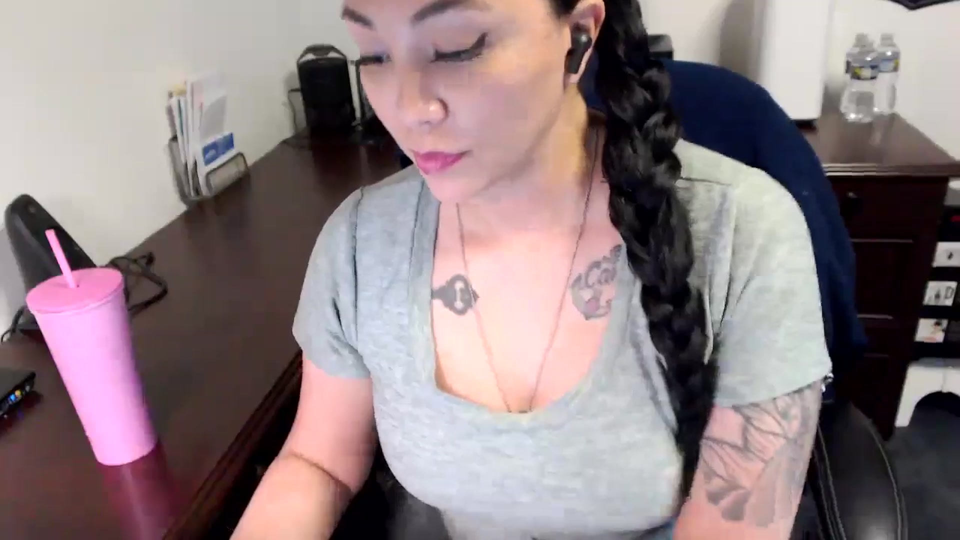 Gallery image thumbnail from MickaylaMoon's myfreecams stream on, 05/20/2024, 18:51 image 12 of 20