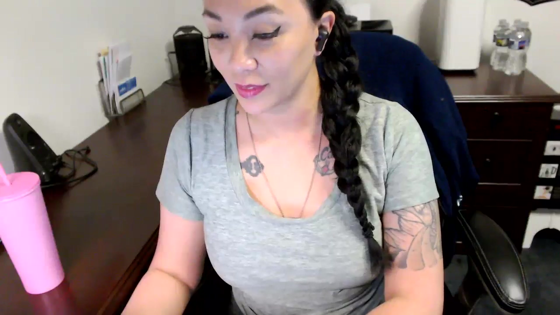 Gallery image thumbnail from MickaylaMoon's myfreecams stream on, 05/20/2024, 20:51 image 8 of 20