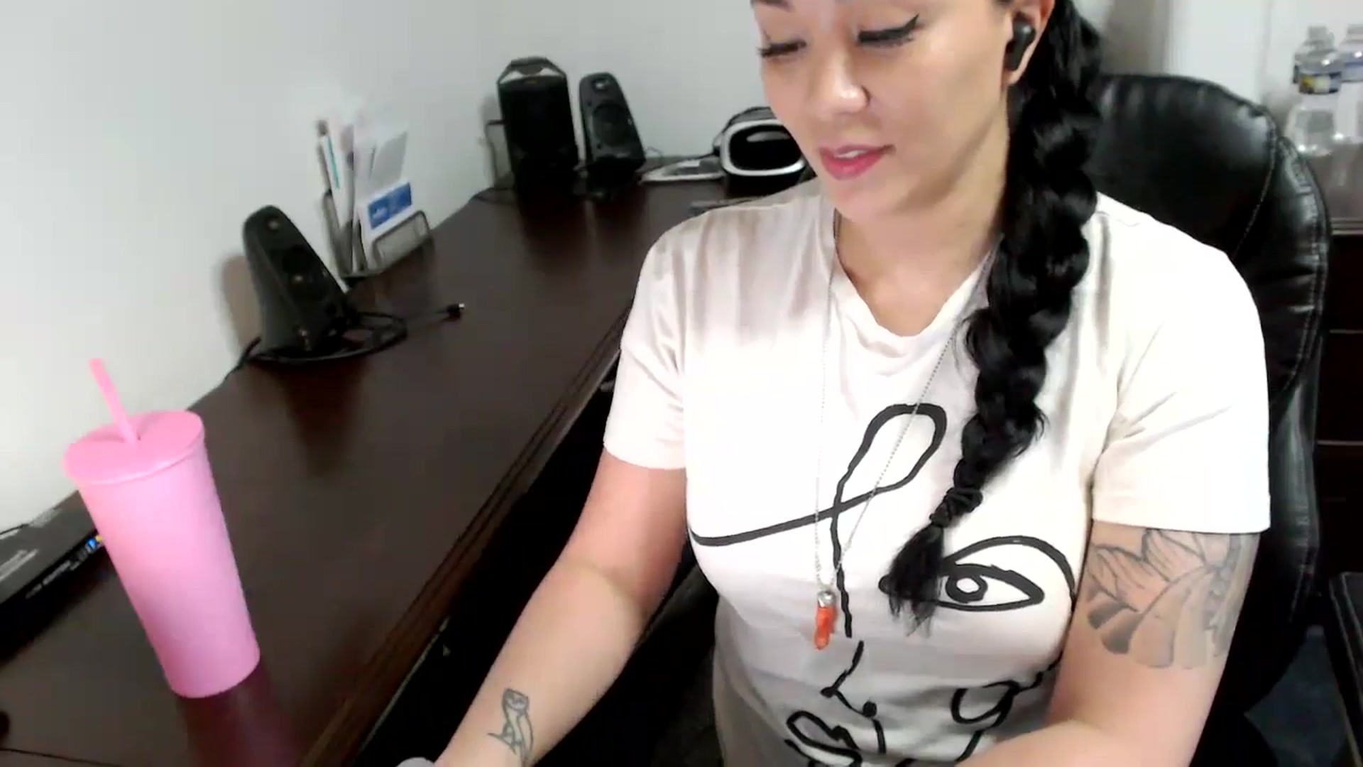 Gallery image thumbnail from MickaylaMoon's myfreecams stream on, 05/21/2024, 20:15 image 19 of 20