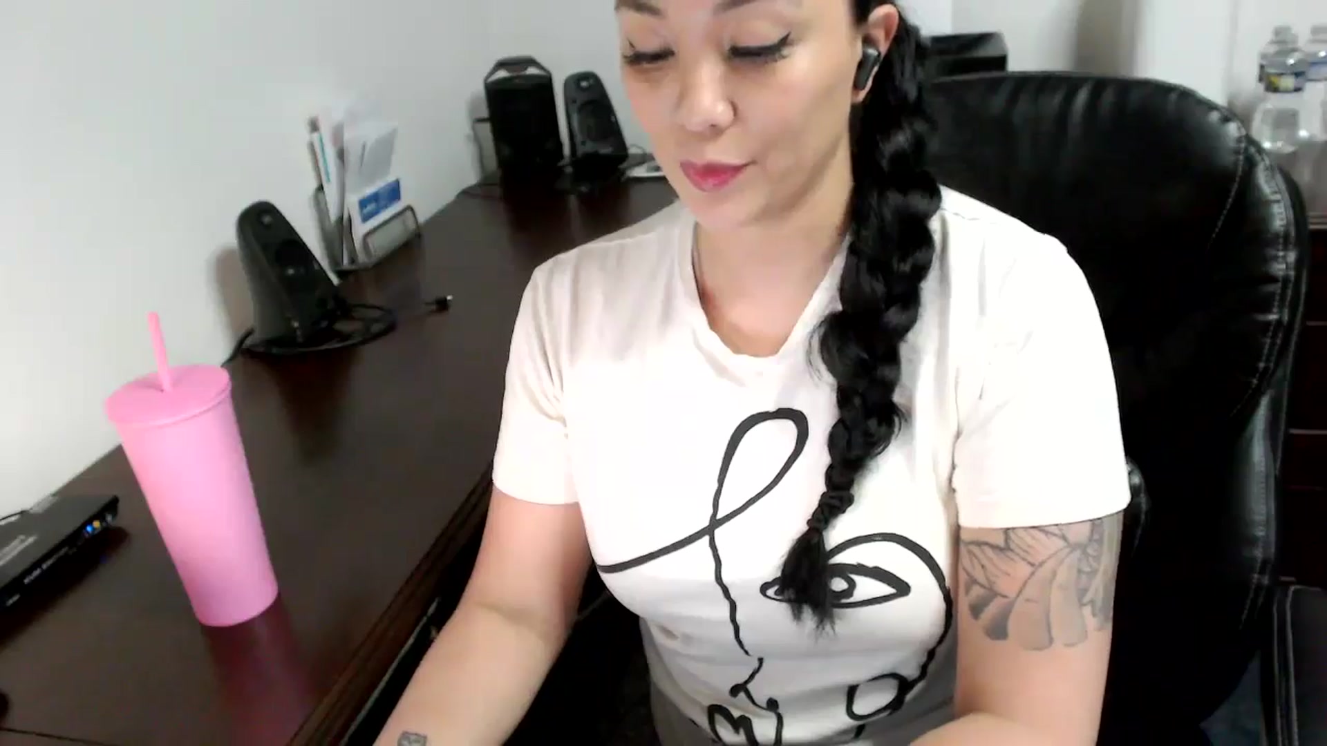 Gallery image thumbnail from MickaylaMoon's myfreecams stream on, 05/21/2024, 20:15 image 18 of 20