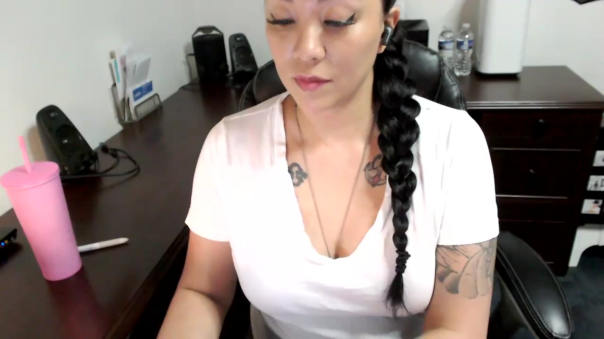 Gallery image thumbnail from MickaylaMoon's myfreecams stream on, 05/23/2024, 19:48 image 1 of 20