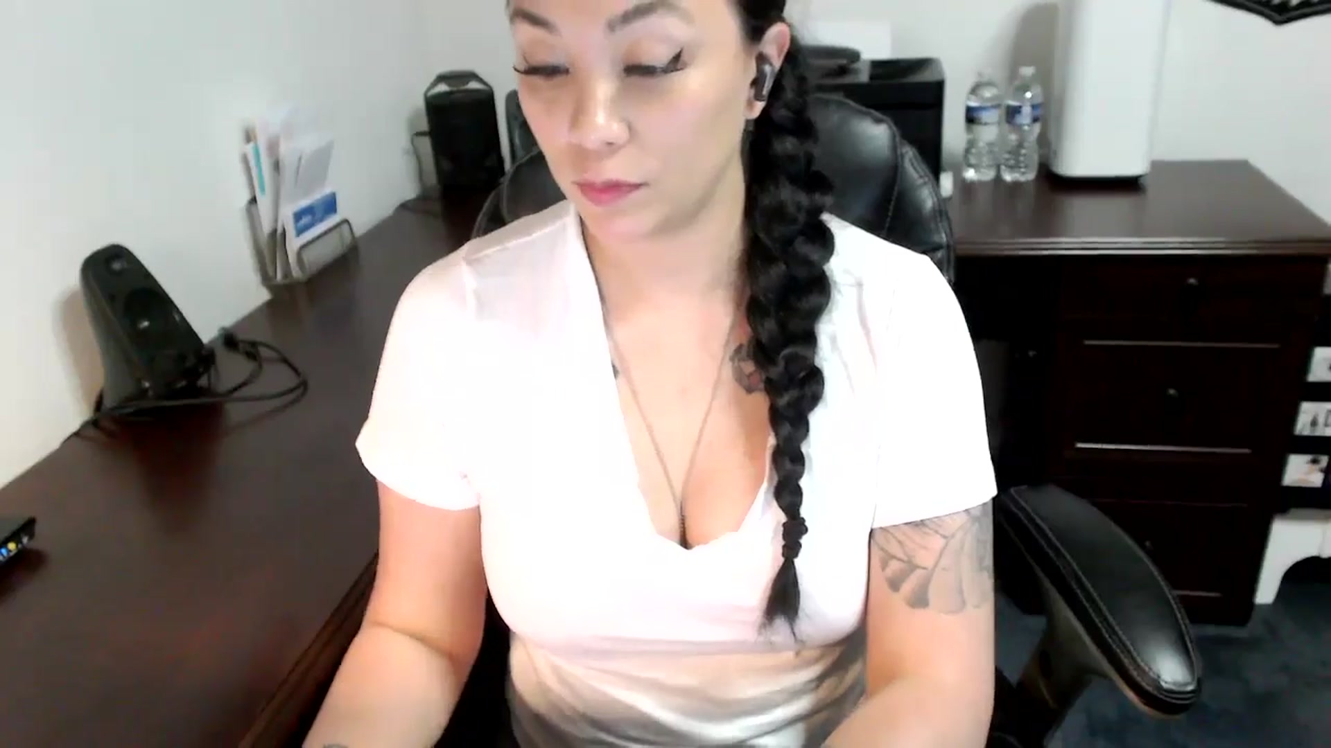 Gallery image thumbnail from MickaylaMoon's myfreecams stream on, 05/23/2024, 20:36 image 8 of 20