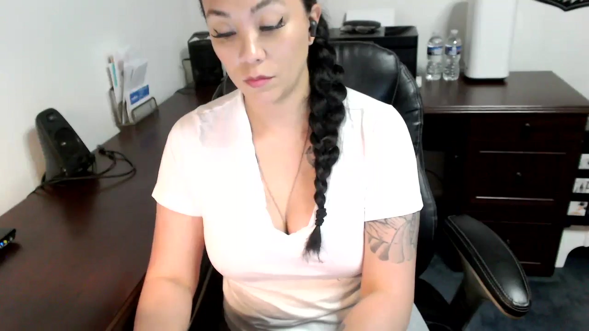 Gallery image thumbnail from MickaylaMoon's myfreecams stream on, 05/23/2024, 20:36 image 10 of 20