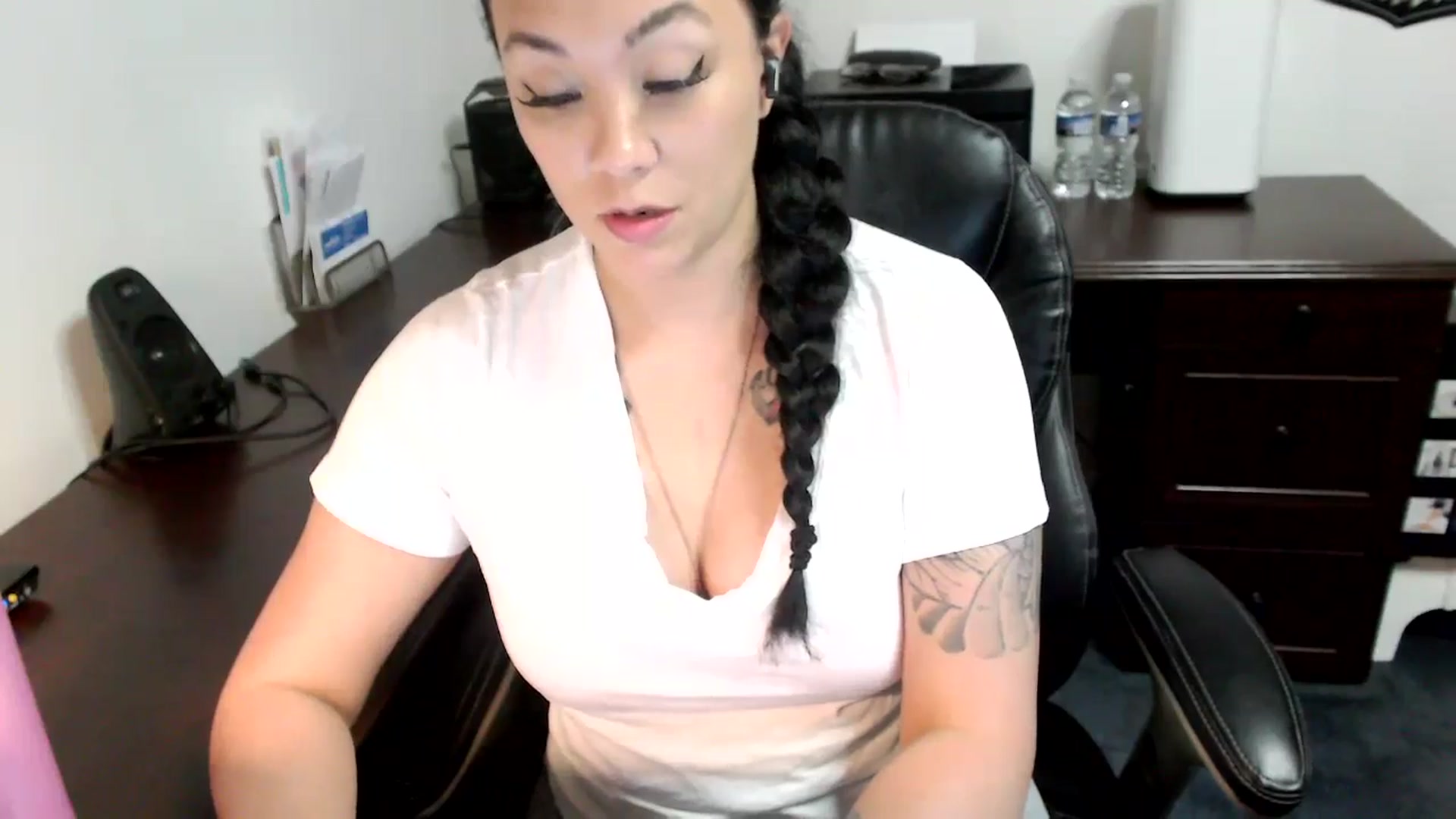 Gallery image thumbnail from MickaylaMoon's myfreecams stream on, 05/23/2024, 20:36 image 5 of 20