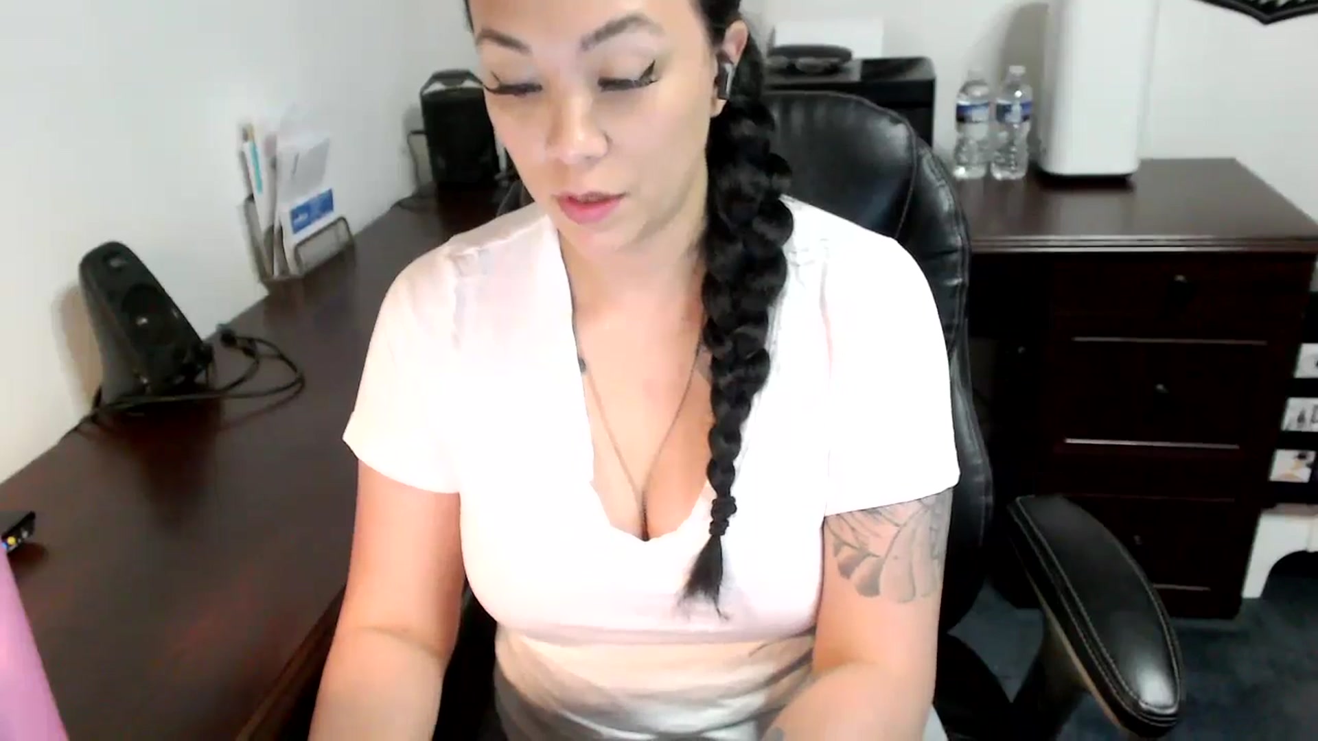 Gallery image thumbnail from MickaylaMoon's myfreecams stream on, 05/23/2024, 20:36 image 6 of 20