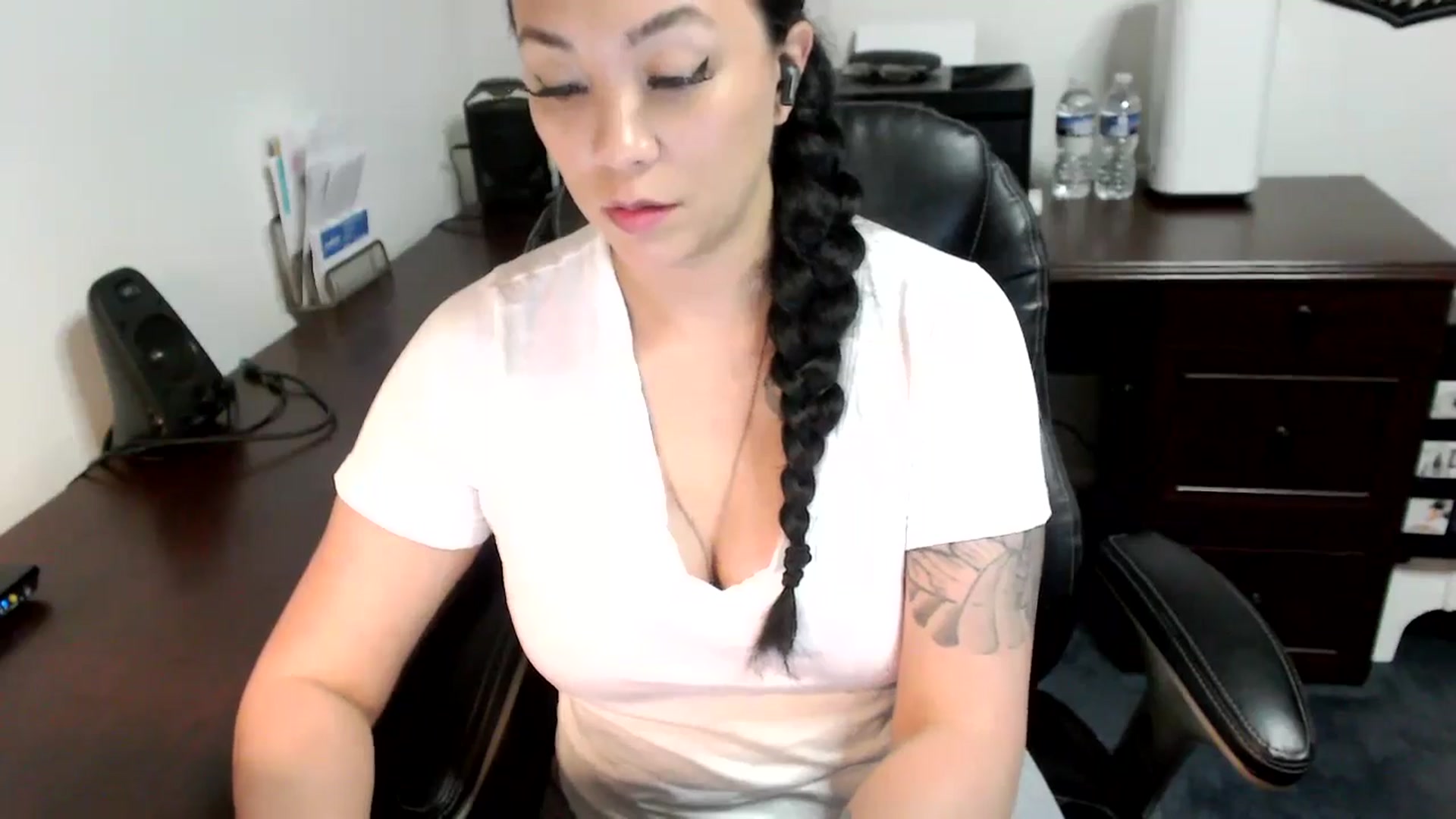 Gallery image thumbnail from MickaylaMoon's myfreecams stream on, 05/23/2024, 20:36 image 9 of 20