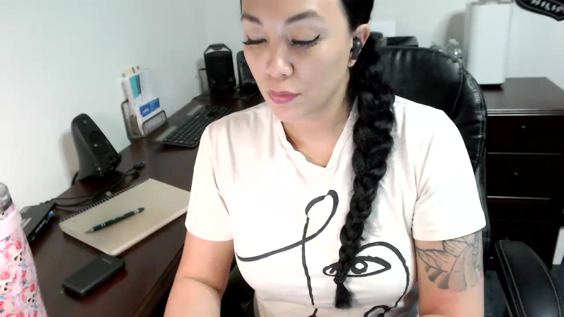 Gallery image thumbnail from MickaylaMoon's myfreecams stream on, 05/28/2024, 18:18 image 6 of 20