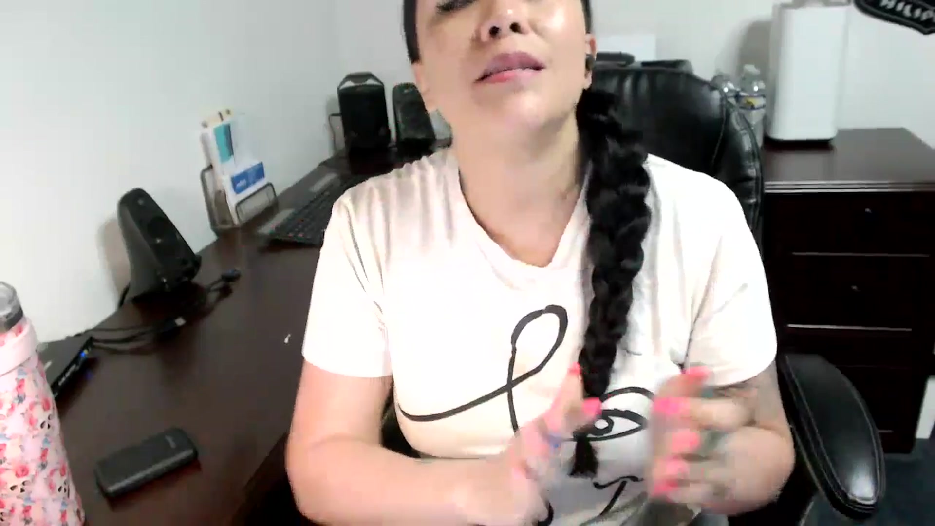 Gallery image thumbnail from MickaylaMoon's myfreecams stream on, 05/28/2024, 19:17 image 17 of 20