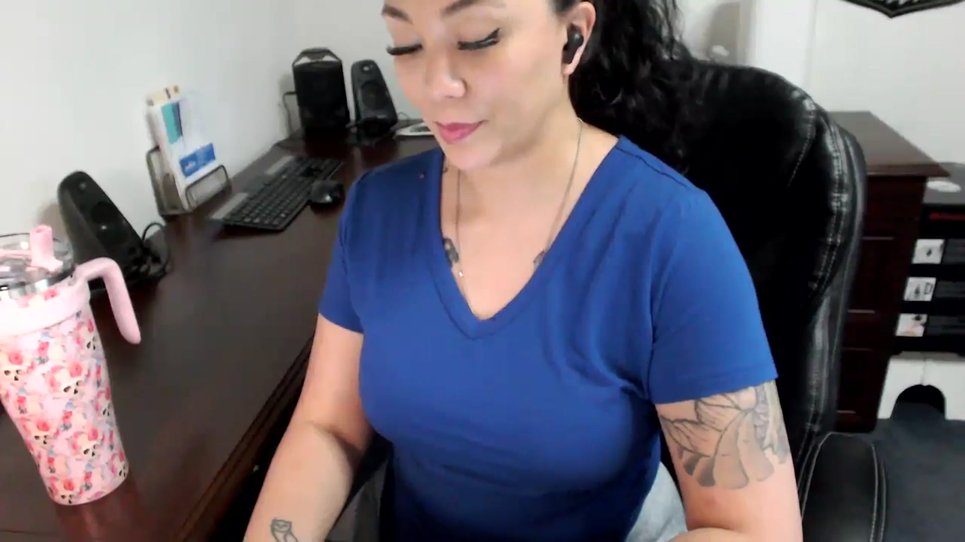 Gallery image thumbnail from MickaylaMoon's myfreecams stream on, 05/29/2024, 20:40 image 18 of 20