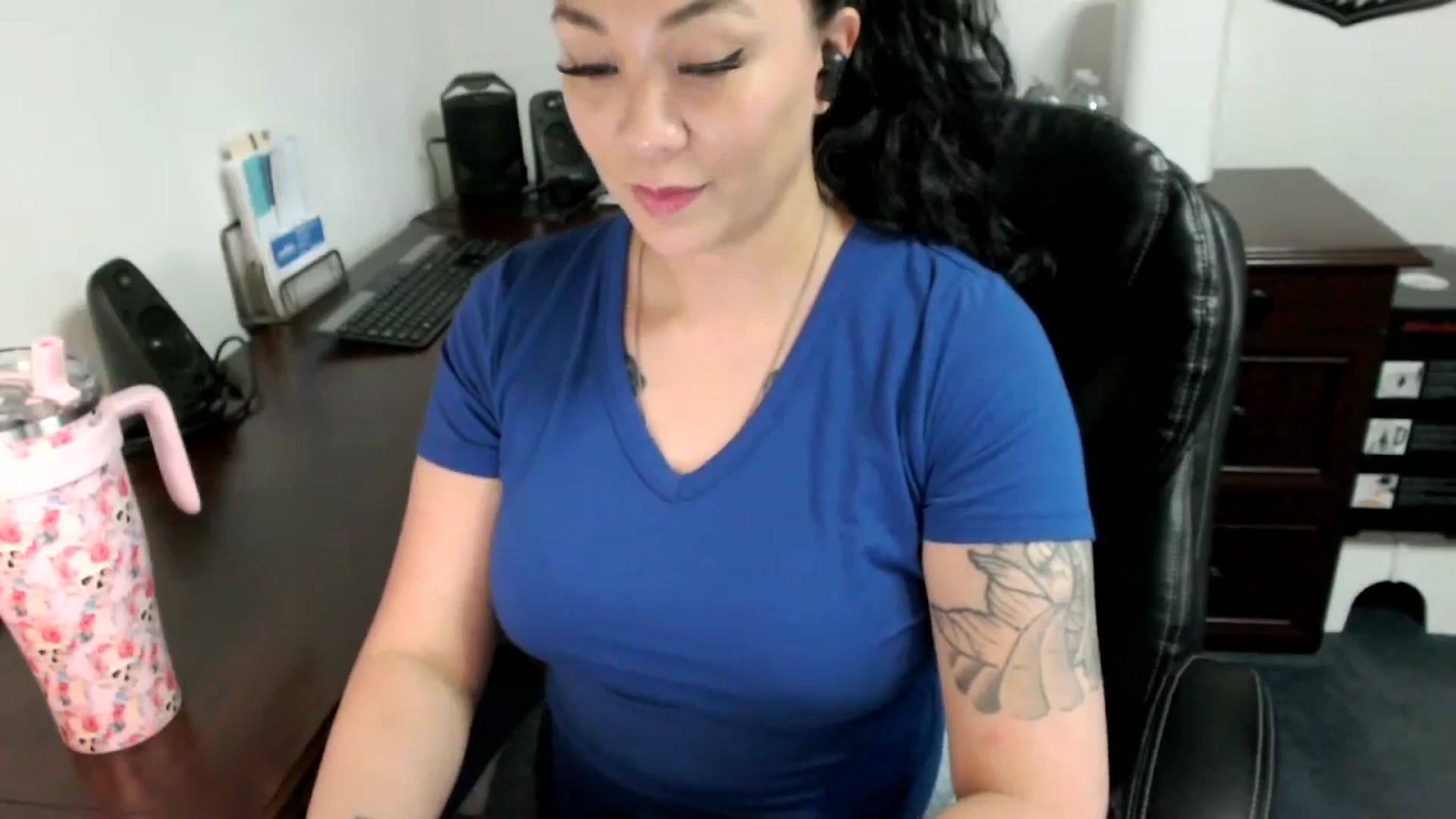 Gallery image thumbnail from MickaylaMoon's myfreecams stream on, 05/29/2024, 20:40 image 6 of 20