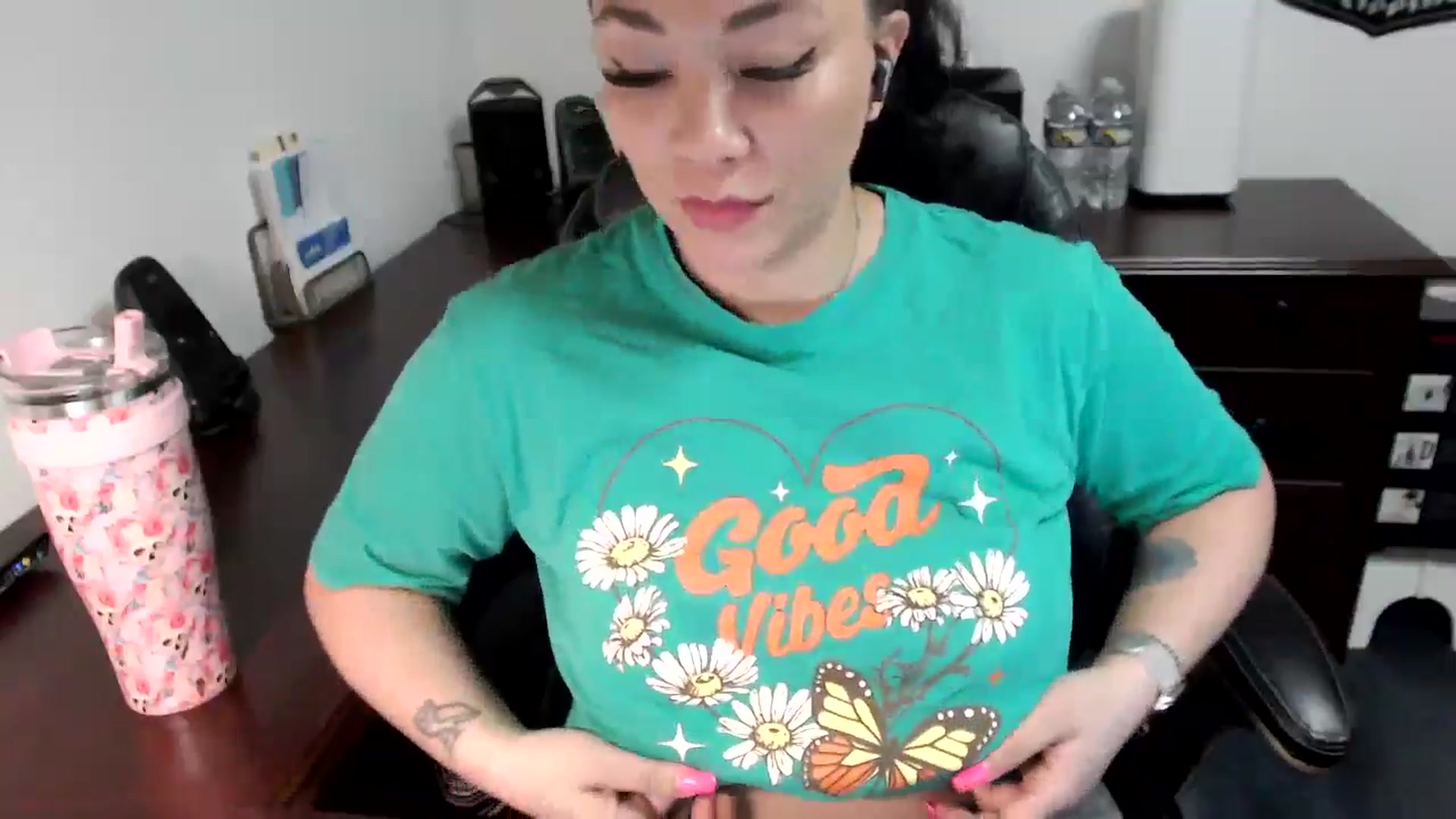 Gallery image thumbnail from MickaylaMoon's myfreecams stream on, 05/30/2024, 15:33 image 16 of 20