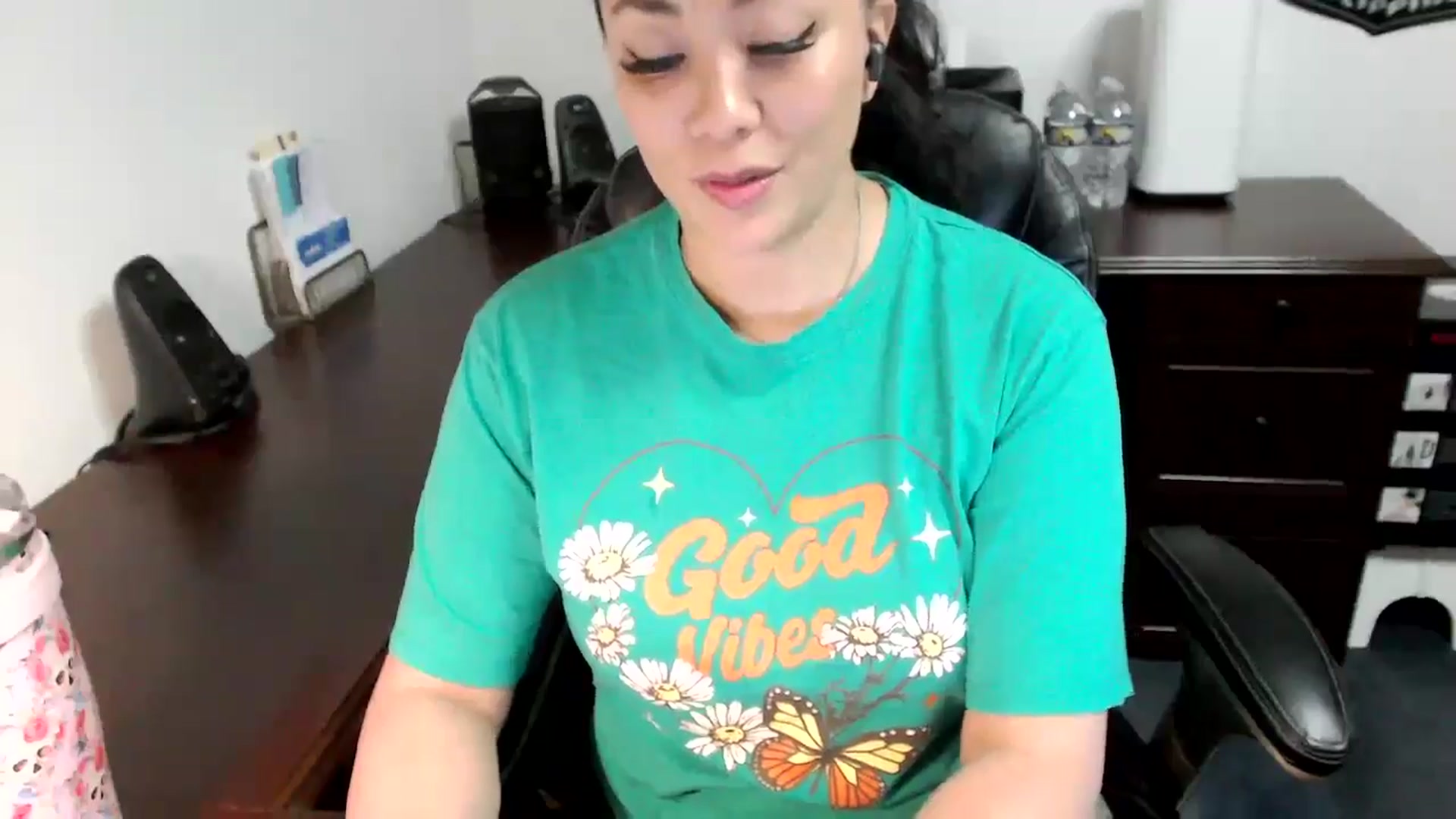 Gallery image thumbnail from MickaylaMoon's myfreecams stream on, 05/30/2024, 15:33 image 20 of 20