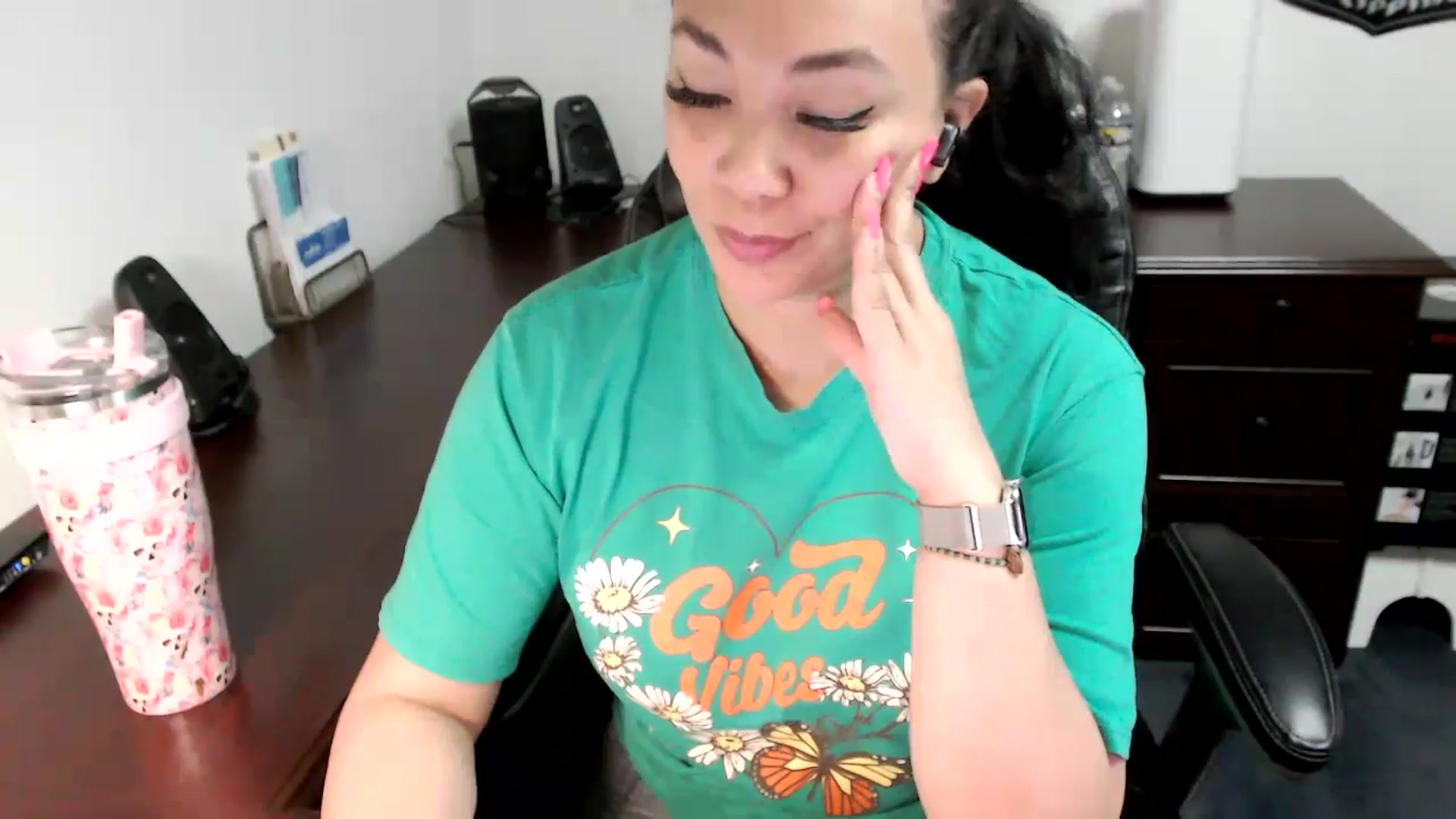 Gallery image thumbnail from MickaylaMoon's myfreecams stream on, 05/30/2024, 15:33 image 10 of 20