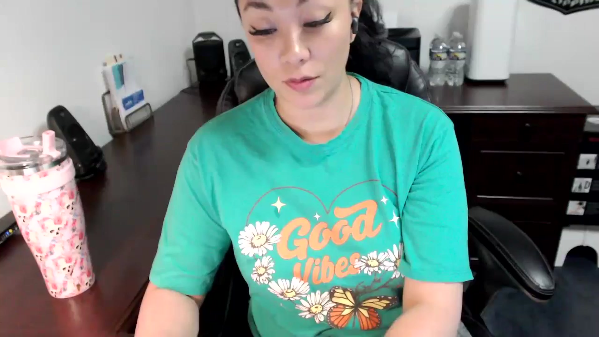 Gallery image thumbnail from MickaylaMoon's myfreecams stream on, 05/30/2024, 15:33 image 18 of 20