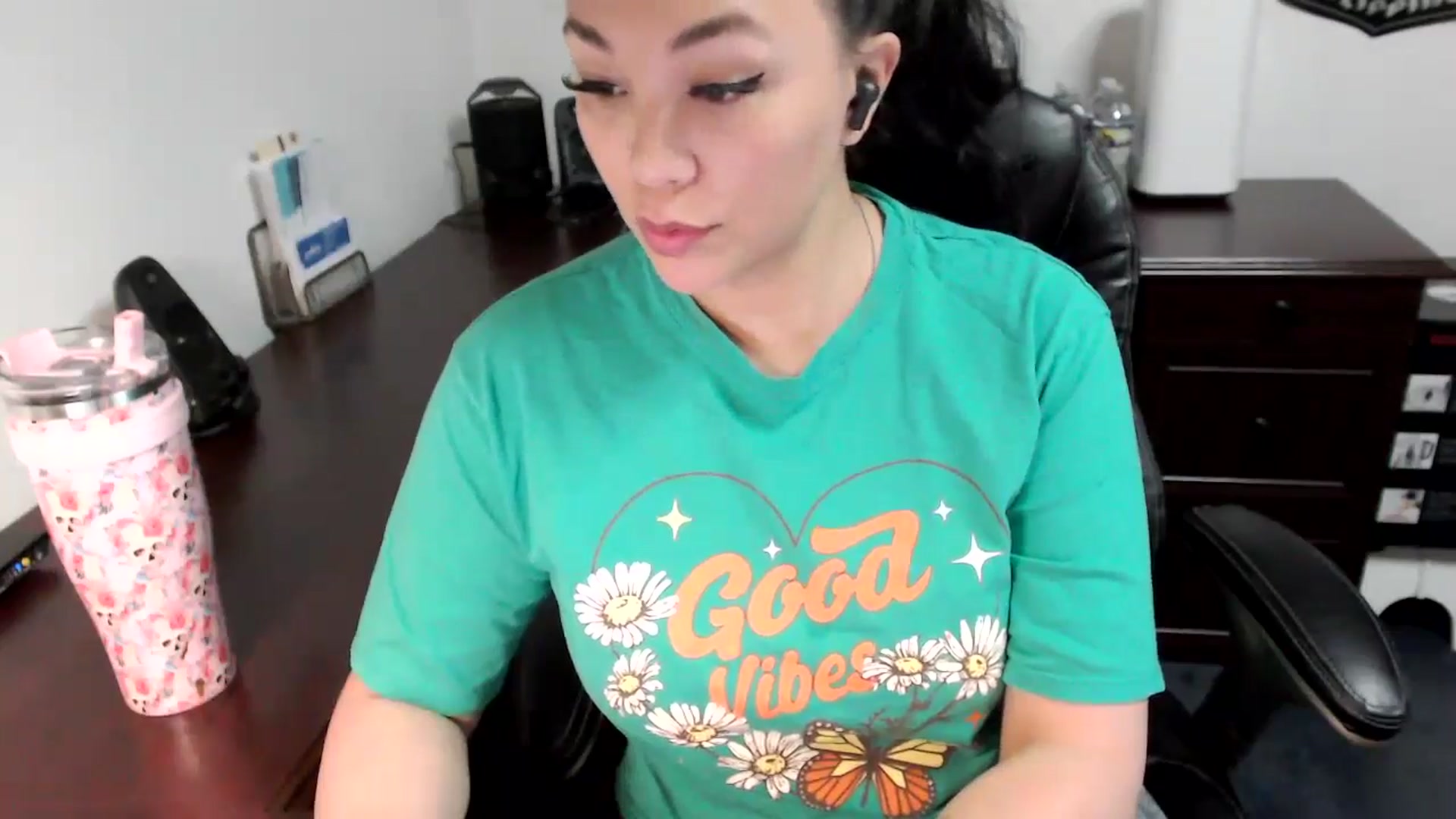 Gallery image thumbnail from MickaylaMoon's myfreecams stream on, 05/30/2024, 15:33 image 4 of 20