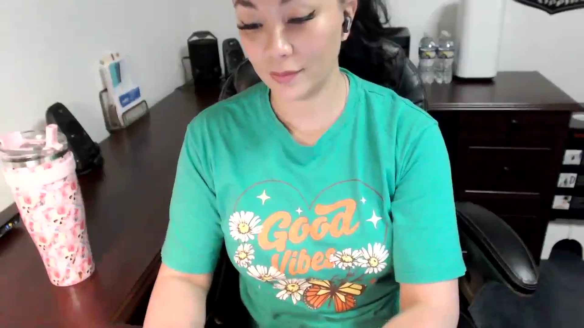 Gallery image thumbnail from MickaylaMoon's myfreecams stream on, 05/30/2024, 15:33 image 13 of 20