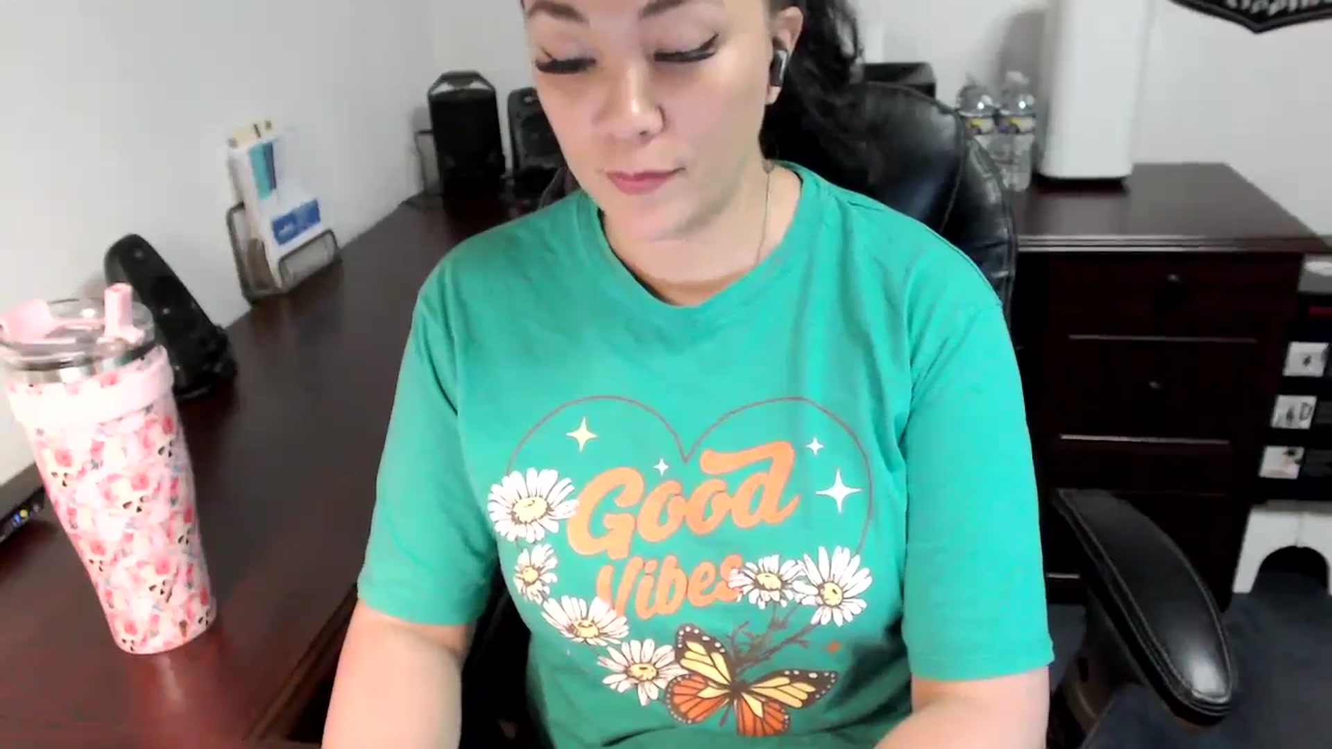 Gallery image thumbnail from MickaylaMoon's myfreecams stream on, 05/30/2024, 15:33 image 17 of 20