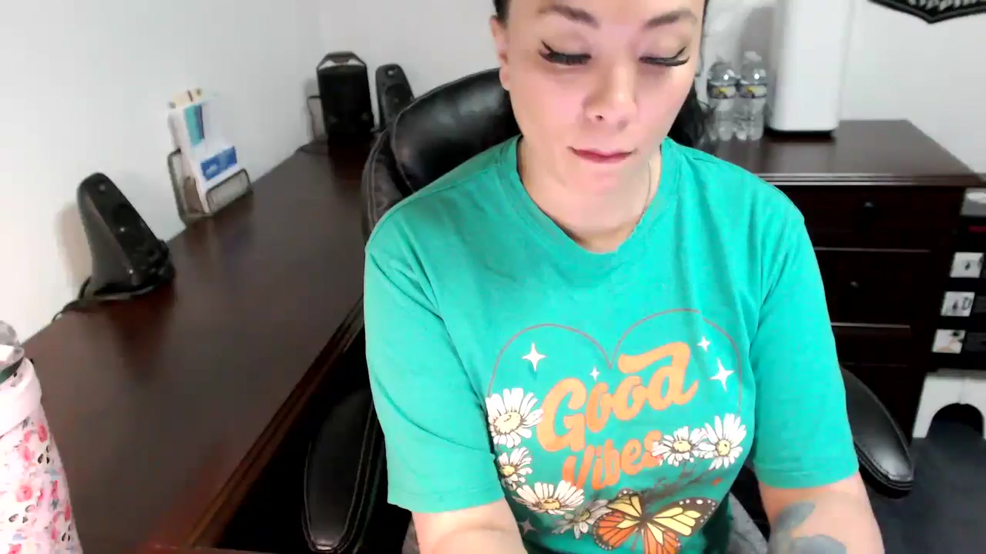 Gallery image thumbnail from MickaylaMoon's myfreecams stream on, 05/30/2024, 15:33 image 19 of 20