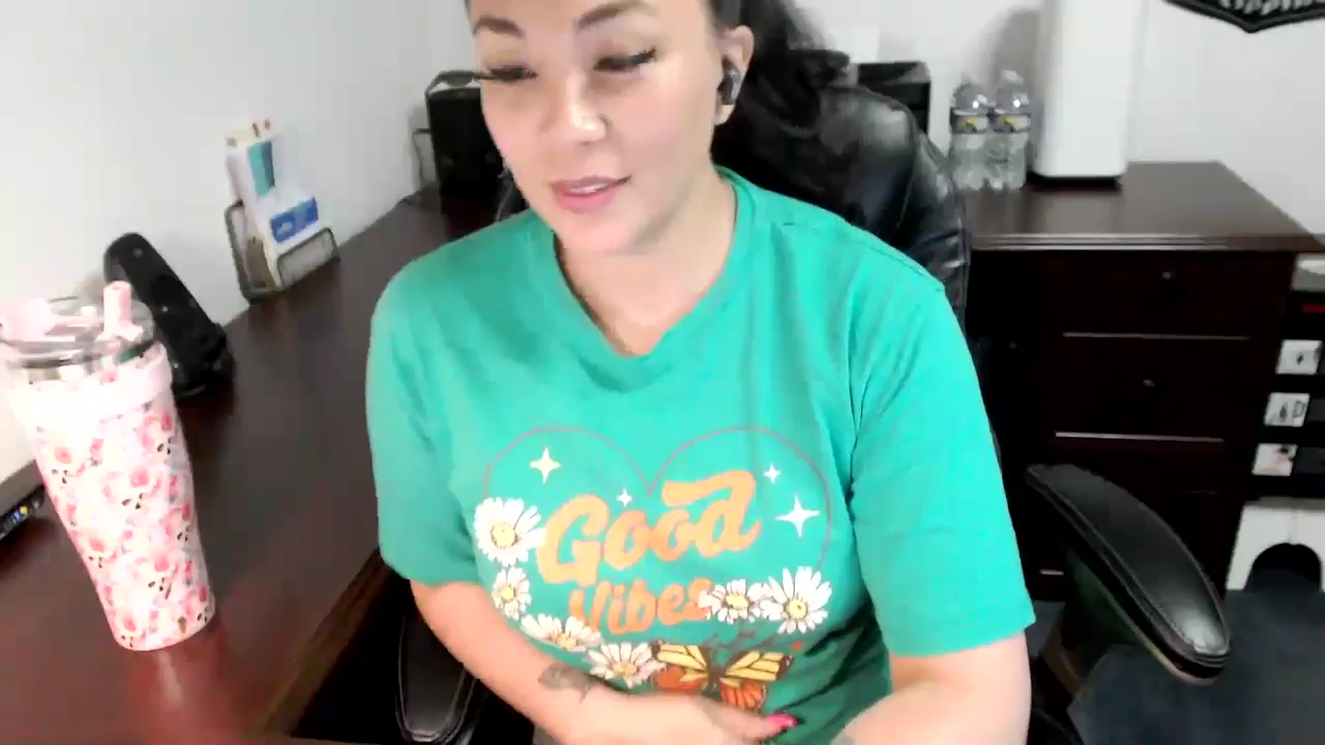 Gallery image thumbnail from MickaylaMoon's myfreecams stream on, 05/30/2024, 15:33 image 15 of 20