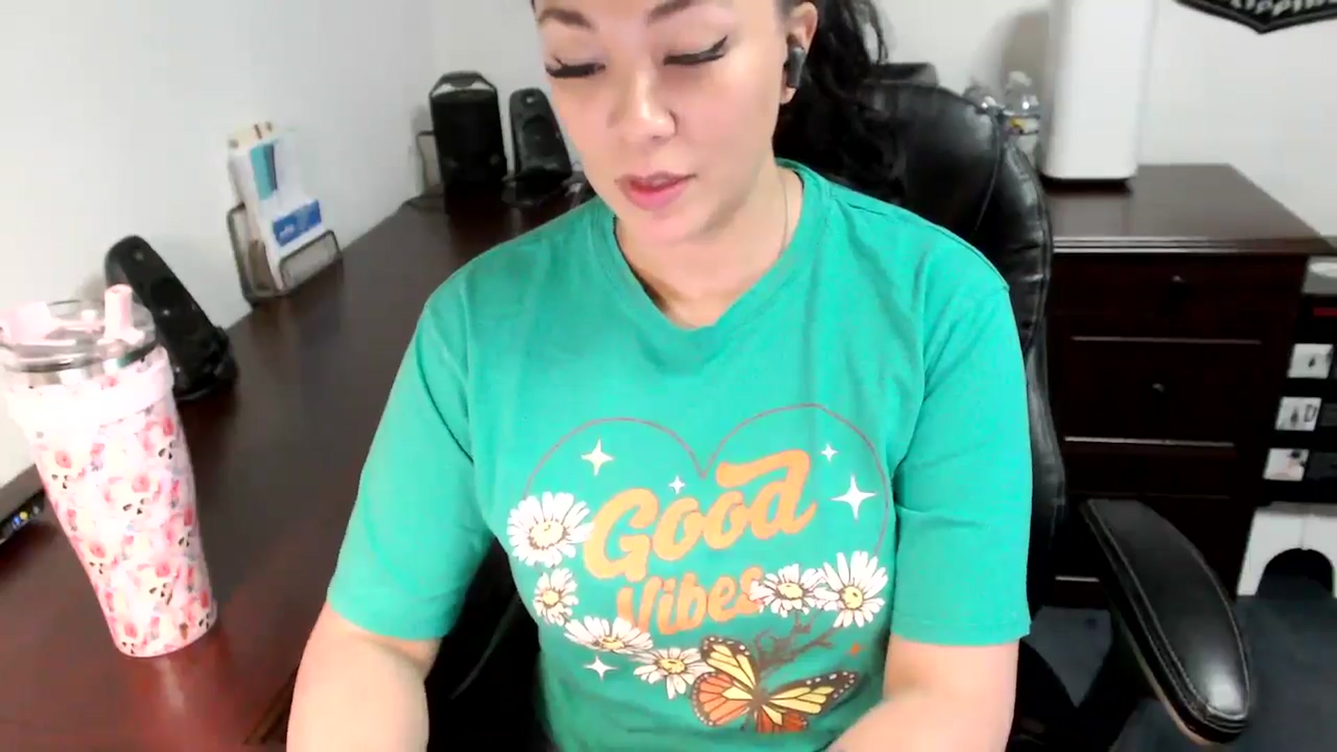 Gallery image thumbnail from MickaylaMoon's myfreecams stream on, 05/30/2024, 15:33 image 6 of 20