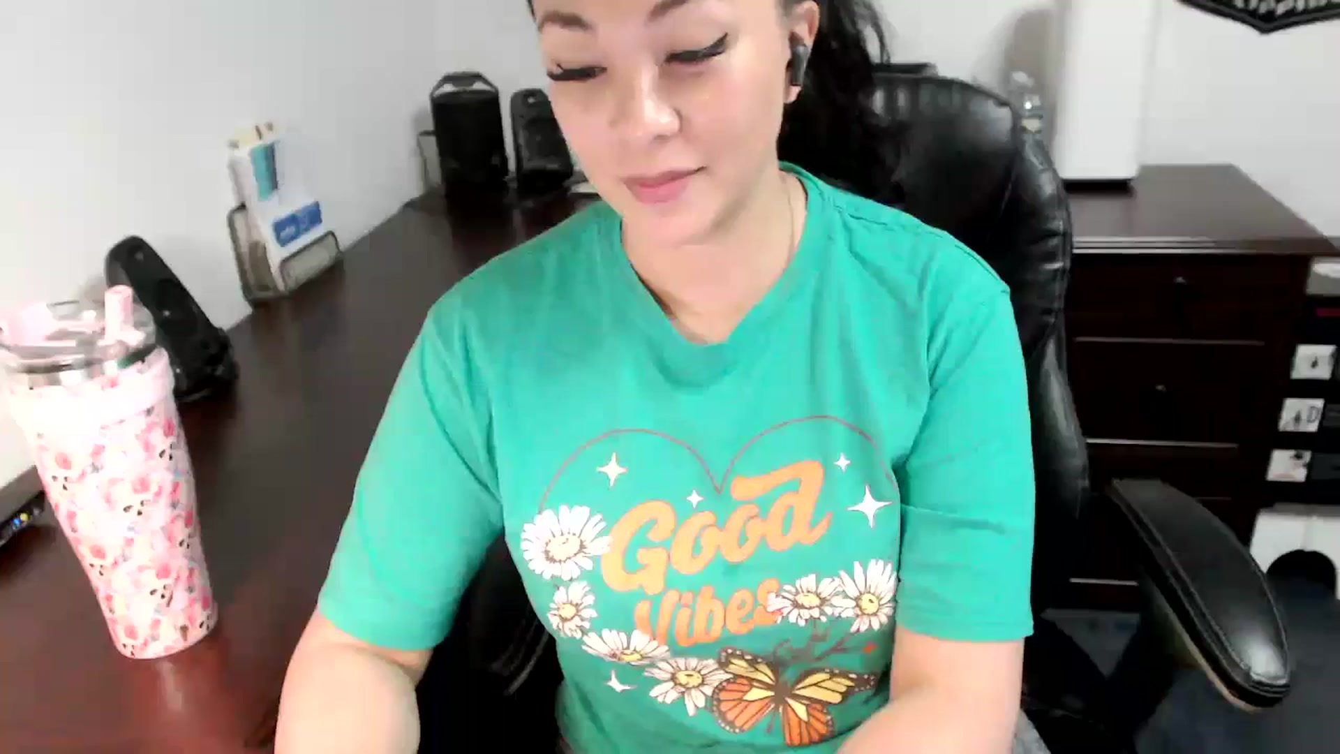 Gallery image thumbnail from MickaylaMoon's myfreecams stream on, 05/30/2024, 15:33 image 5 of 20