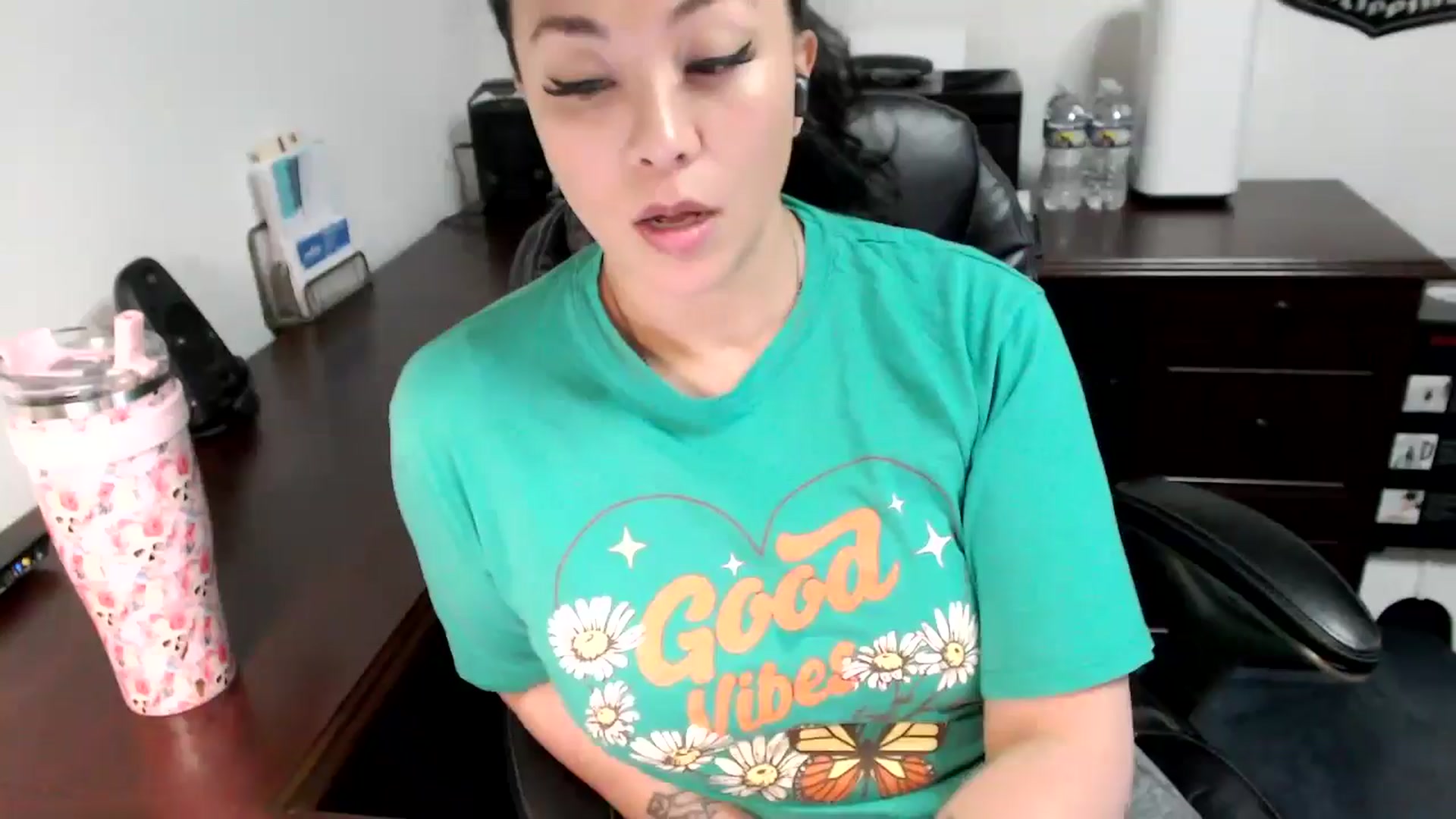 Gallery image thumbnail from MickaylaMoon's myfreecams stream on, 05/30/2024, 15:33 image 1 of 20