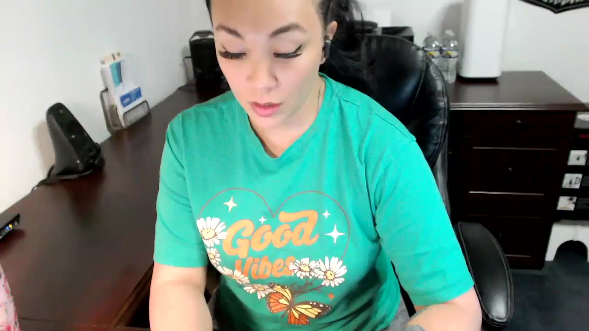 Gallery image thumbnail from MickaylaMoon's myfreecams stream on, 05/30/2024, 17:06 image 6 of 20