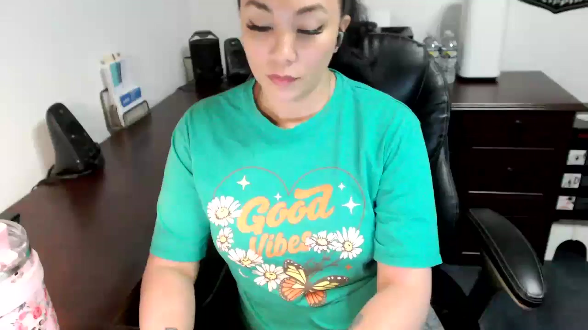 Gallery image thumbnail from MickaylaMoon's myfreecams stream on, 05/30/2024, 17:06 image 4 of 20