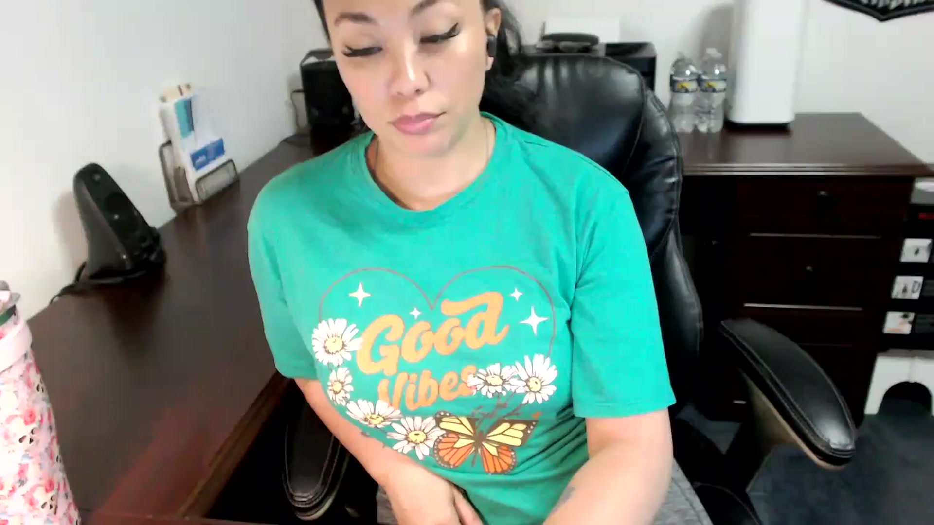 Gallery image thumbnail from MickaylaMoon's myfreecams stream on, 05/30/2024, 17:06 image 11 of 20