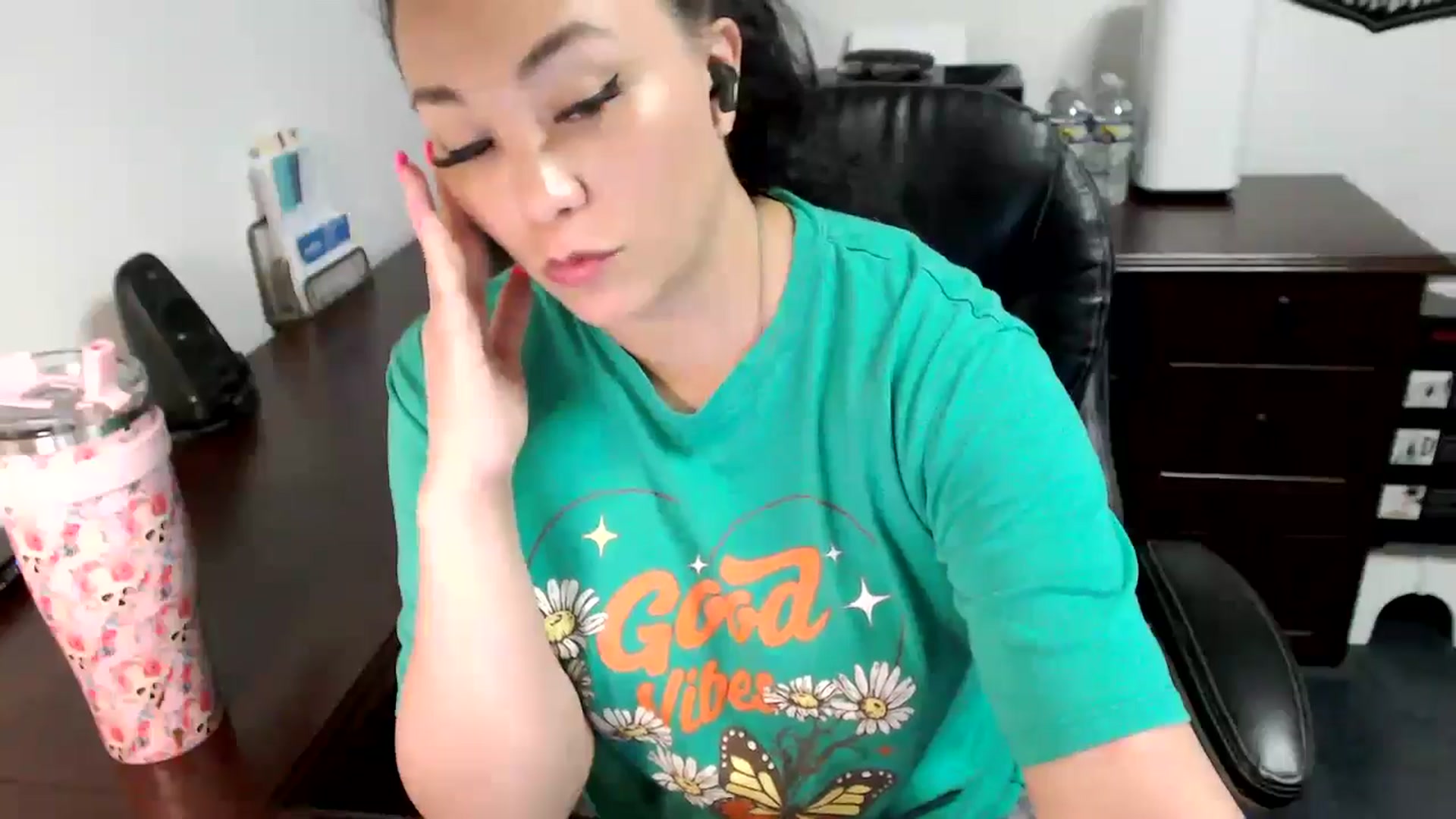 Gallery image thumbnail from MickaylaMoon's myfreecams stream on, 05/30/2024, 17:06 image 17 of 20