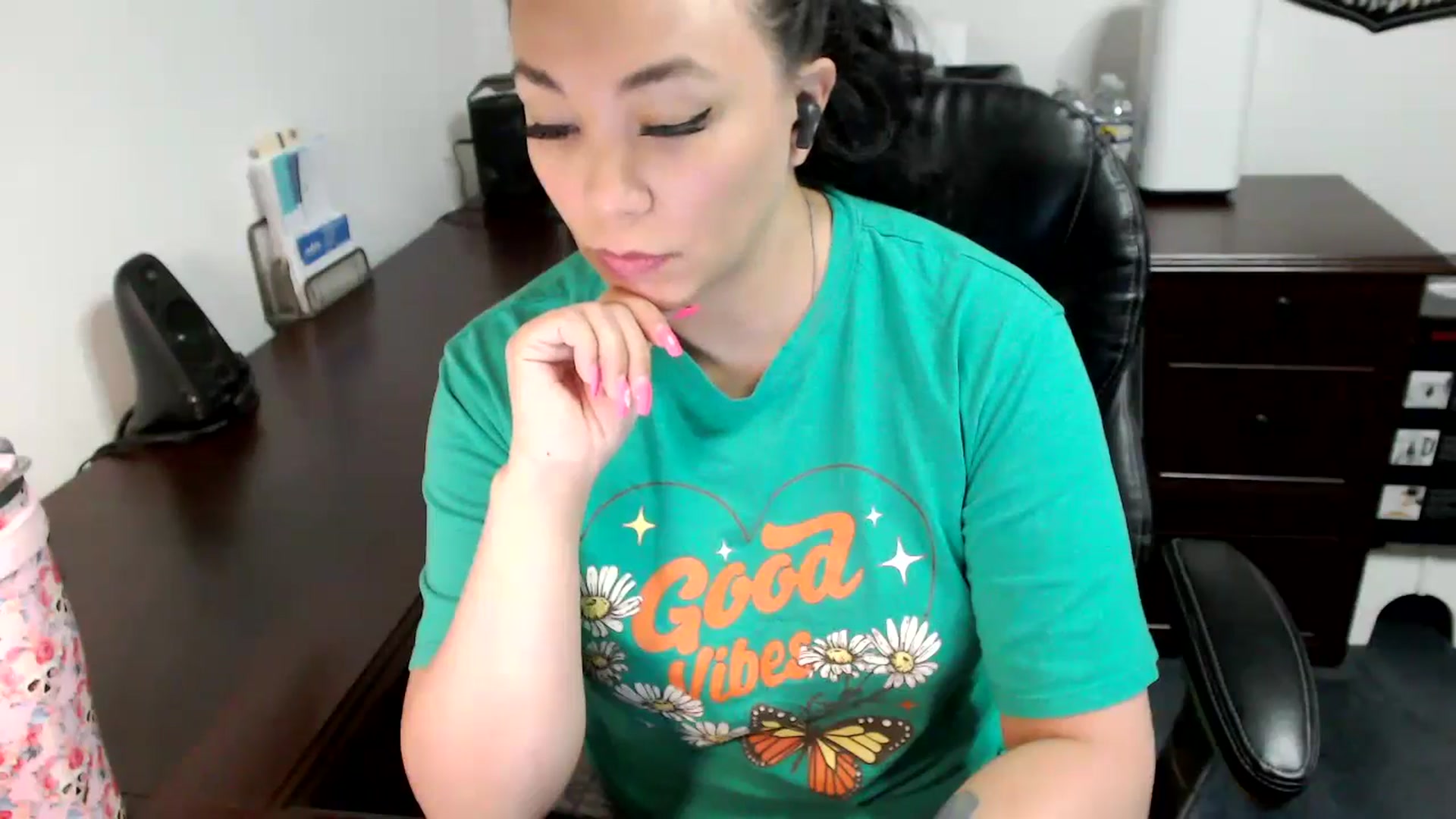 Gallery image thumbnail from MickaylaMoon's myfreecams stream on, 05/30/2024, 17:06 image 15 of 20