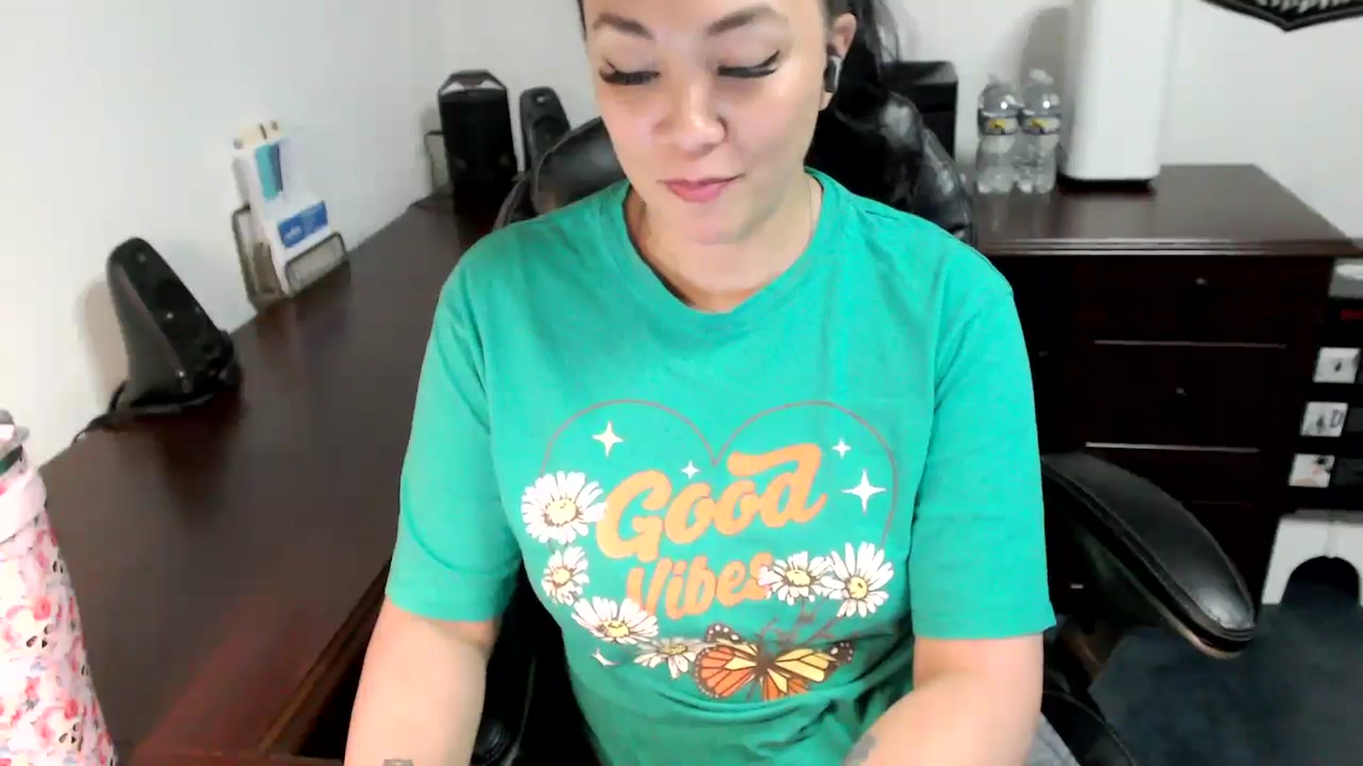 Gallery image thumbnail from MickaylaMoon's myfreecams stream on, 05/30/2024, 17:06 image 12 of 20