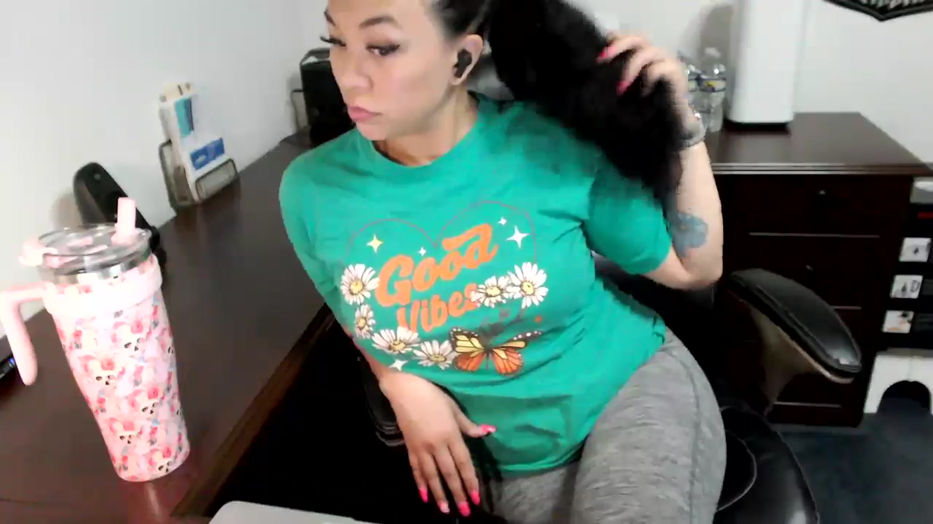 Gallery image thumbnail from MickaylaMoon's myfreecams stream on, 05/30/2024, 17:06 image 20 of 20