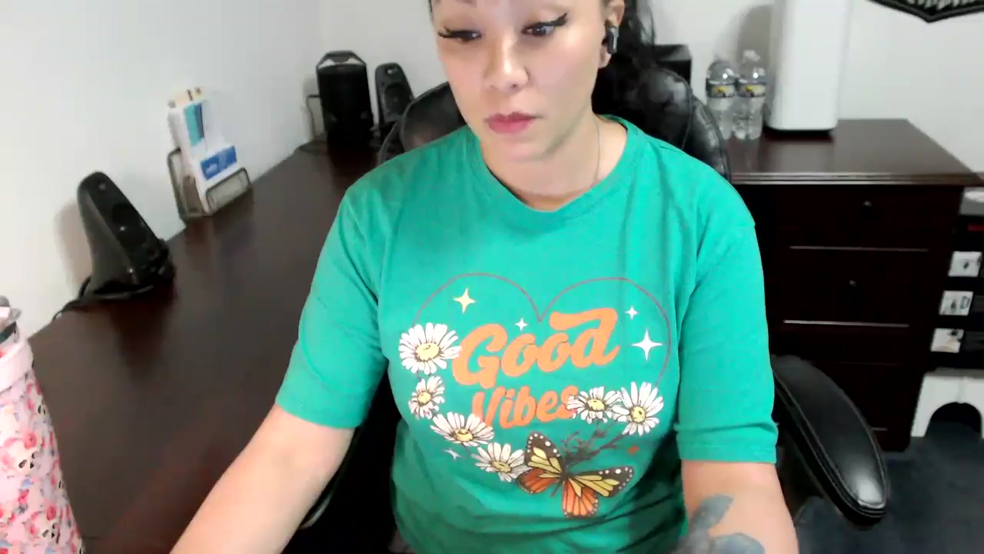 Gallery image thumbnail from MickaylaMoon's myfreecams stream on, 05/30/2024, 17:06 image 16 of 20