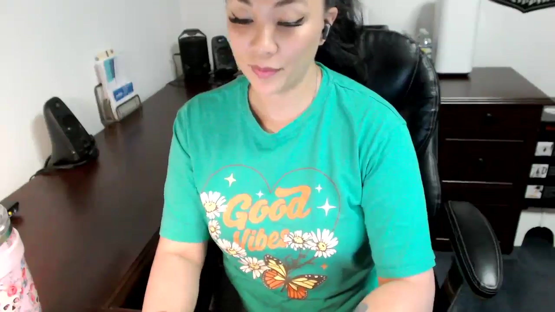 Gallery image thumbnail from MickaylaMoon's myfreecams stream on, 05/30/2024, 17:06 image 5 of 20