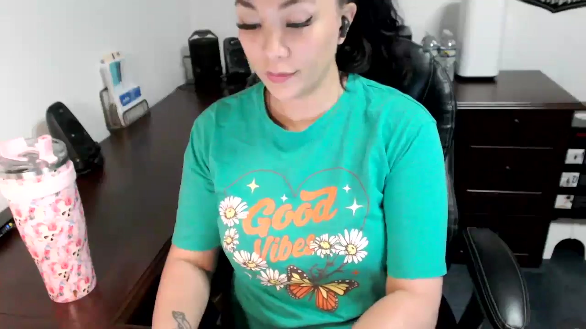 Gallery image thumbnail from MickaylaMoon's myfreecams stream on, 05/30/2024, 18:02 image 18 of 20