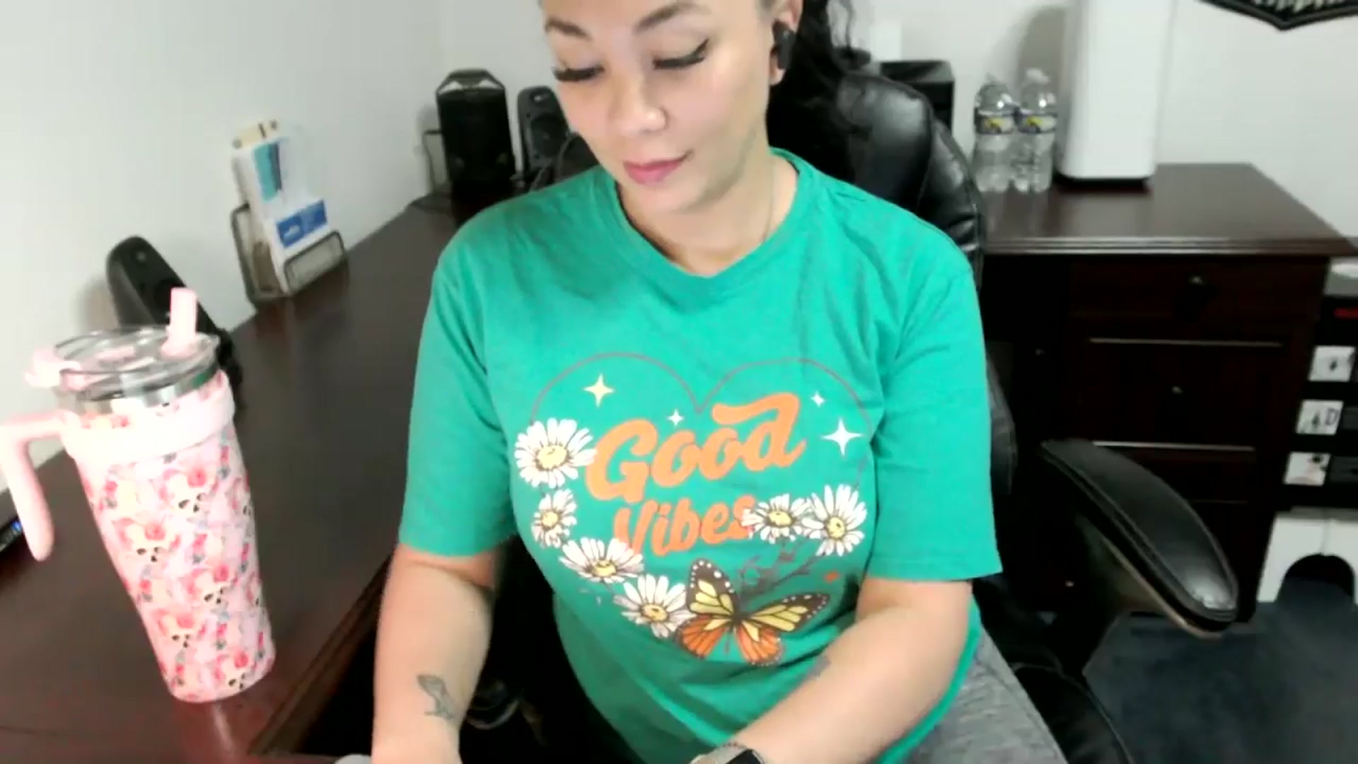 Gallery image thumbnail from MickaylaMoon's myfreecams stream on, 05/30/2024, 18:02 image 2 of 20