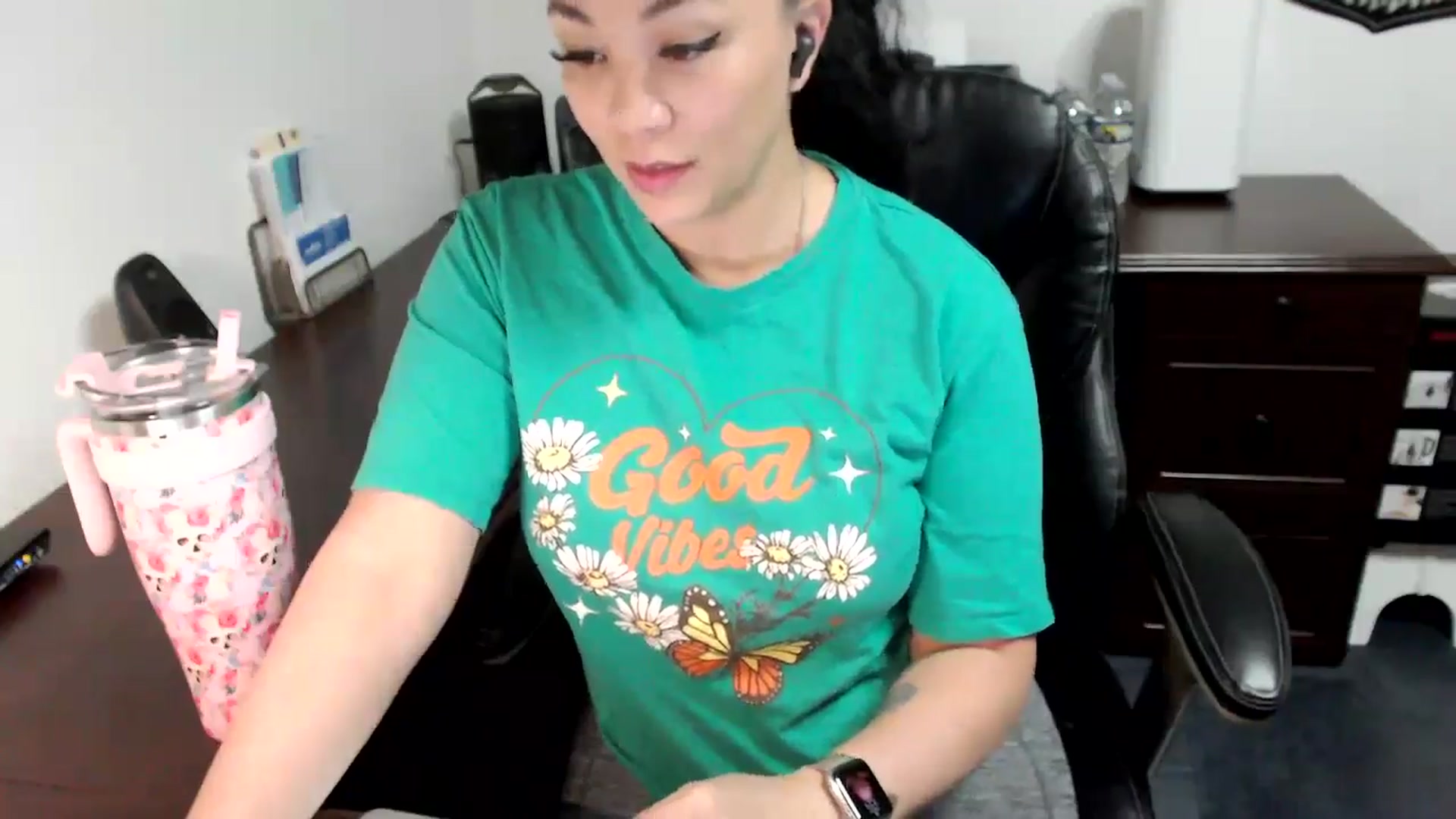 Gallery image thumbnail from MickaylaMoon's myfreecams stream on, 05/30/2024, 18:02 image 5 of 20