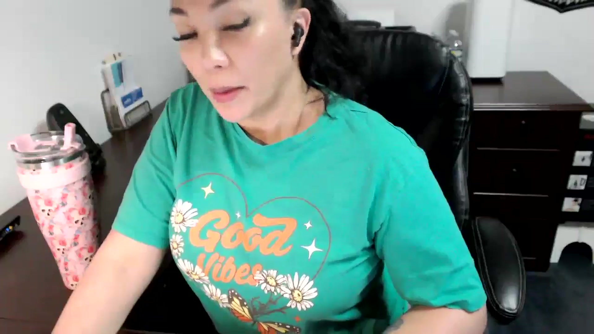 Gallery image thumbnail from MickaylaMoon's myfreecams stream on, 05/30/2024, 18:02 image 13 of 20