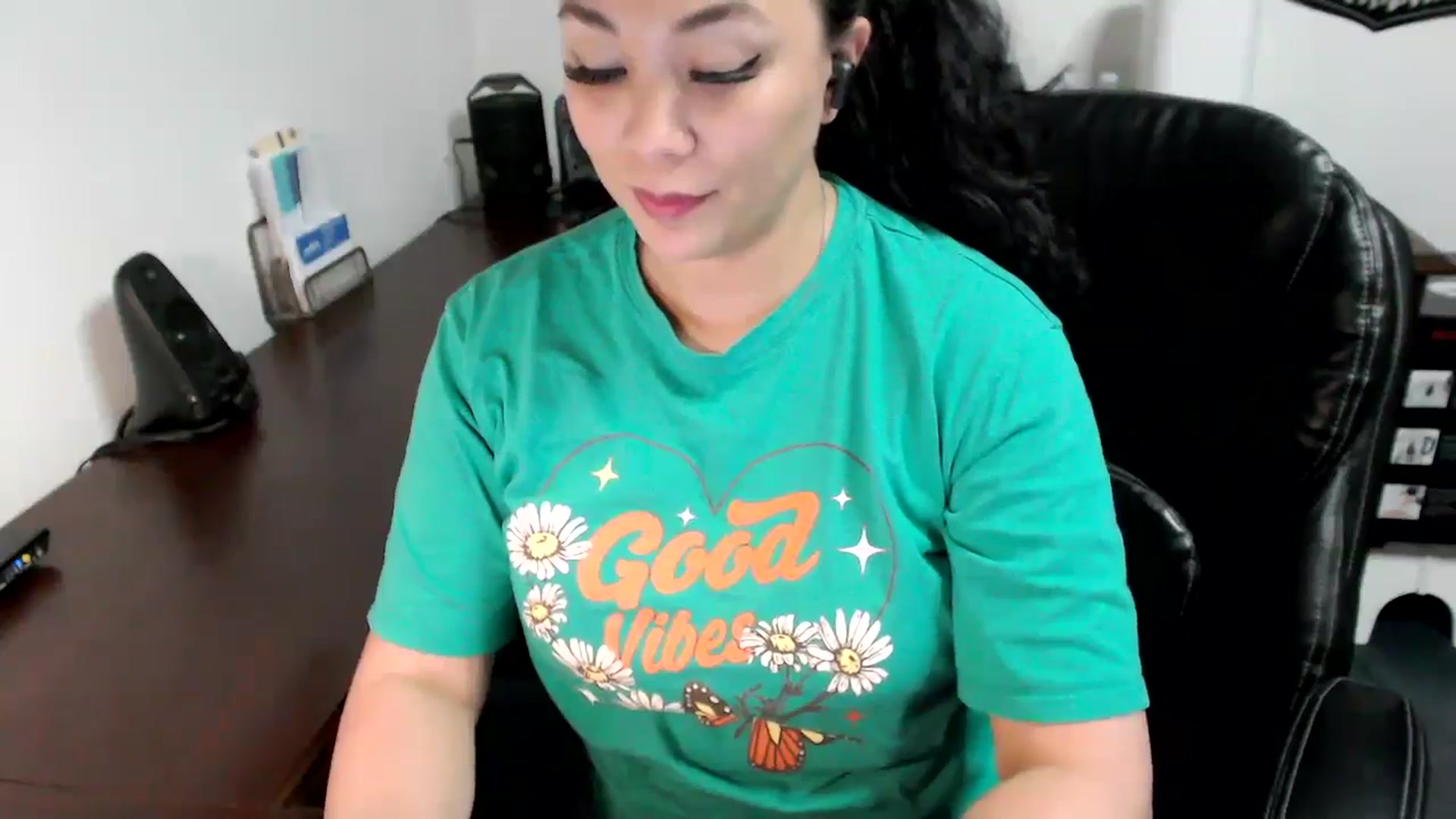 Gallery image thumbnail from MickaylaMoon's myfreecams stream on, 05/30/2024, 19:30 image 14 of 20