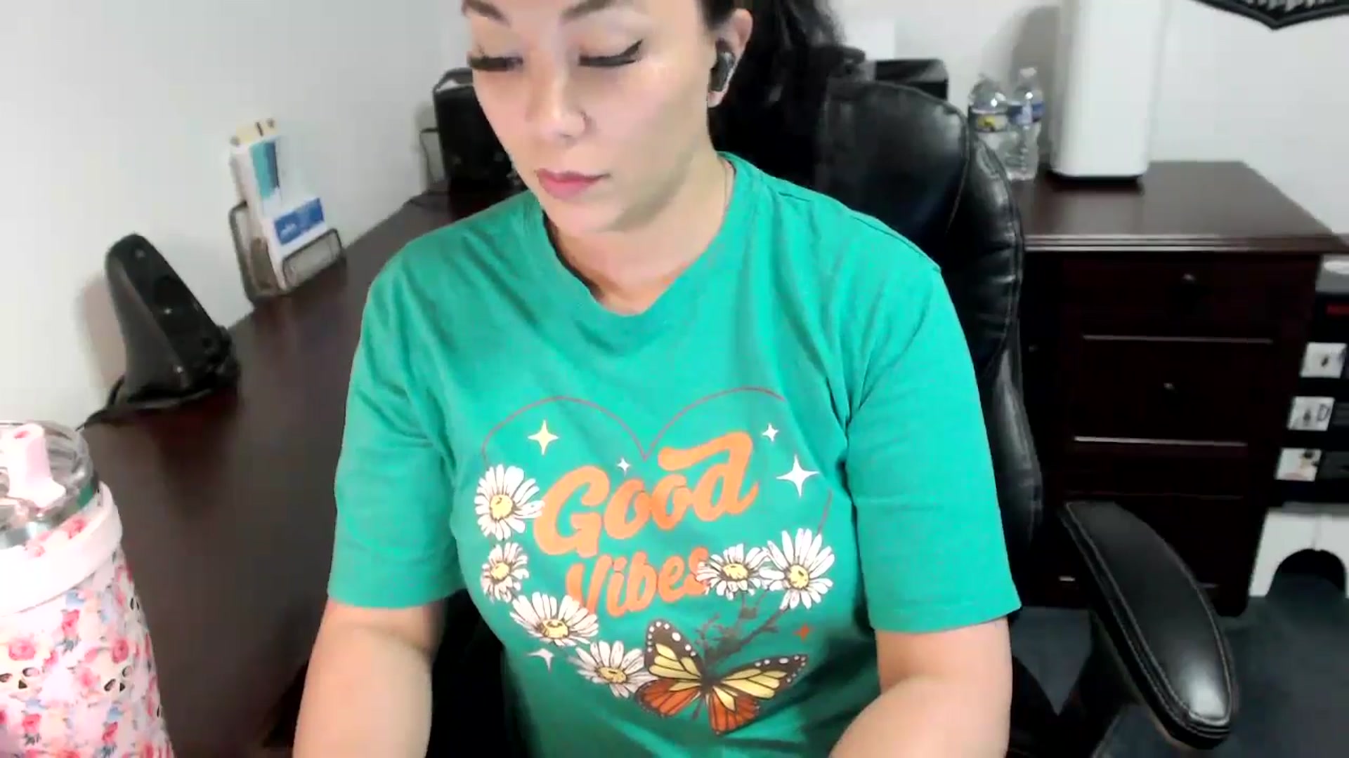 Gallery image thumbnail from MickaylaMoon's myfreecams stream on, 05/30/2024, 19:59 image 20 of 20
