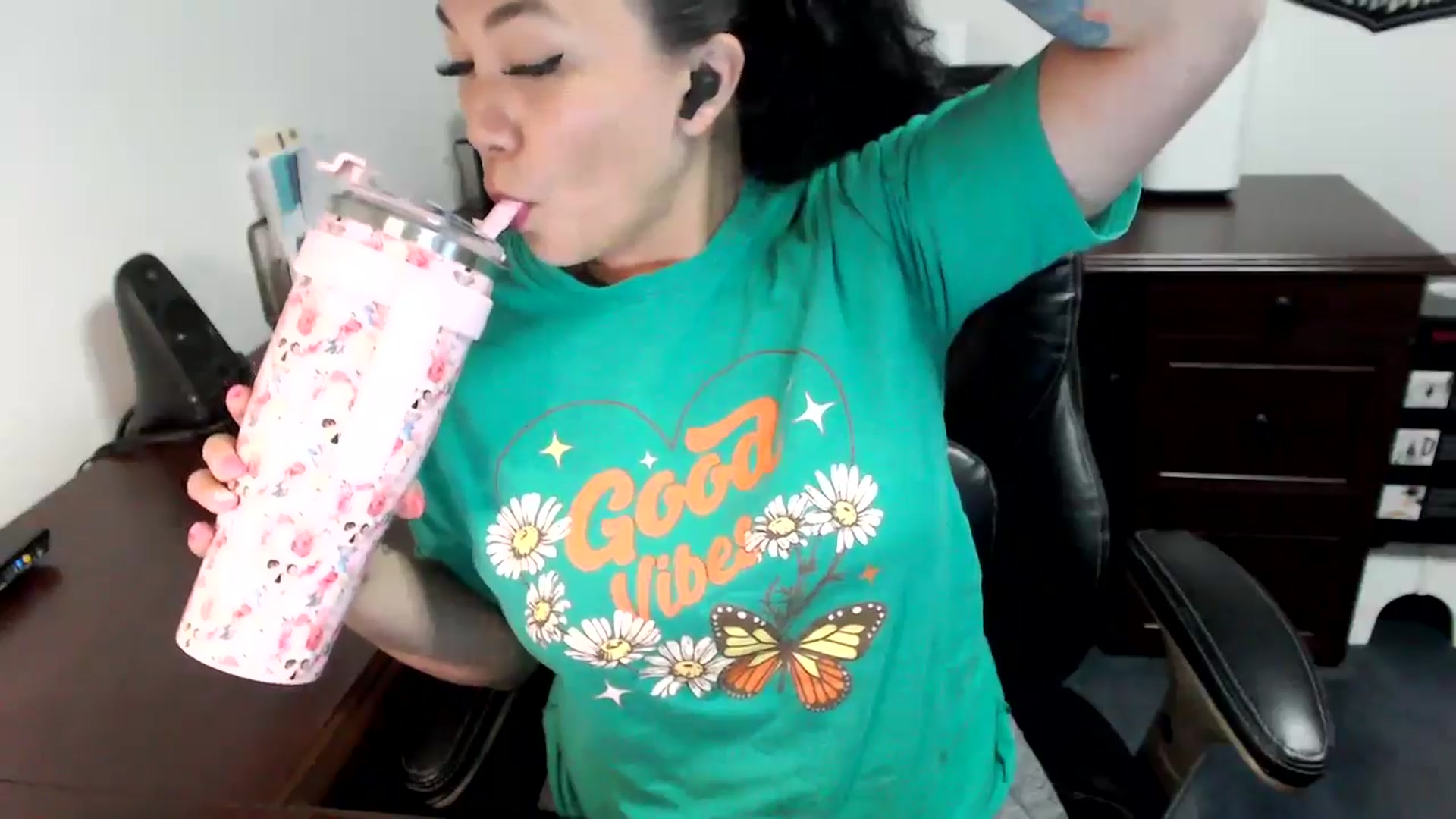 Gallery image thumbnail from MickaylaMoon's myfreecams stream on, 05/30/2024, 19:59 image 15 of 20