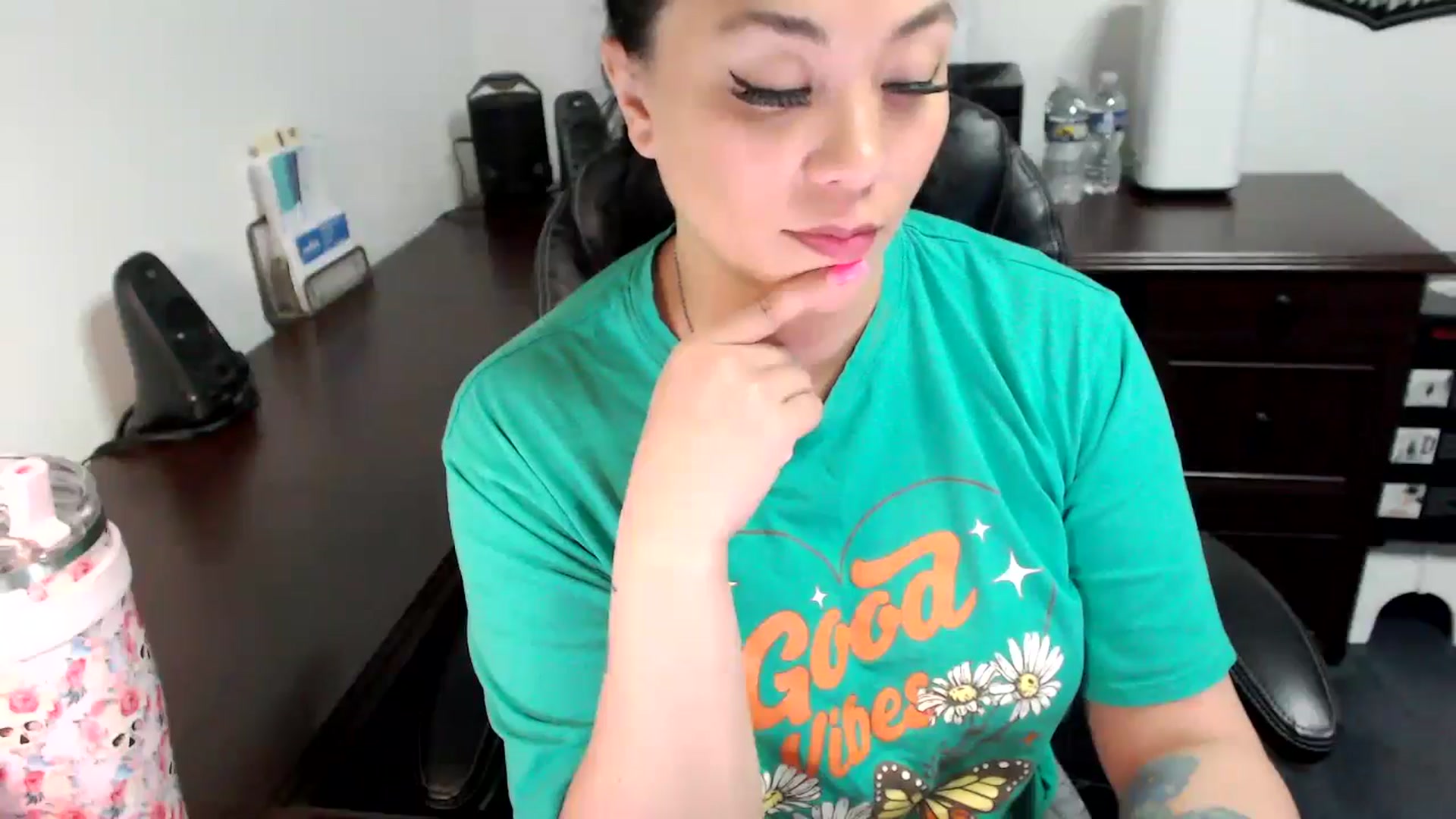 Gallery image thumbnail from MickaylaMoon's myfreecams stream on, 05/30/2024, 19:59 image 17 of 20