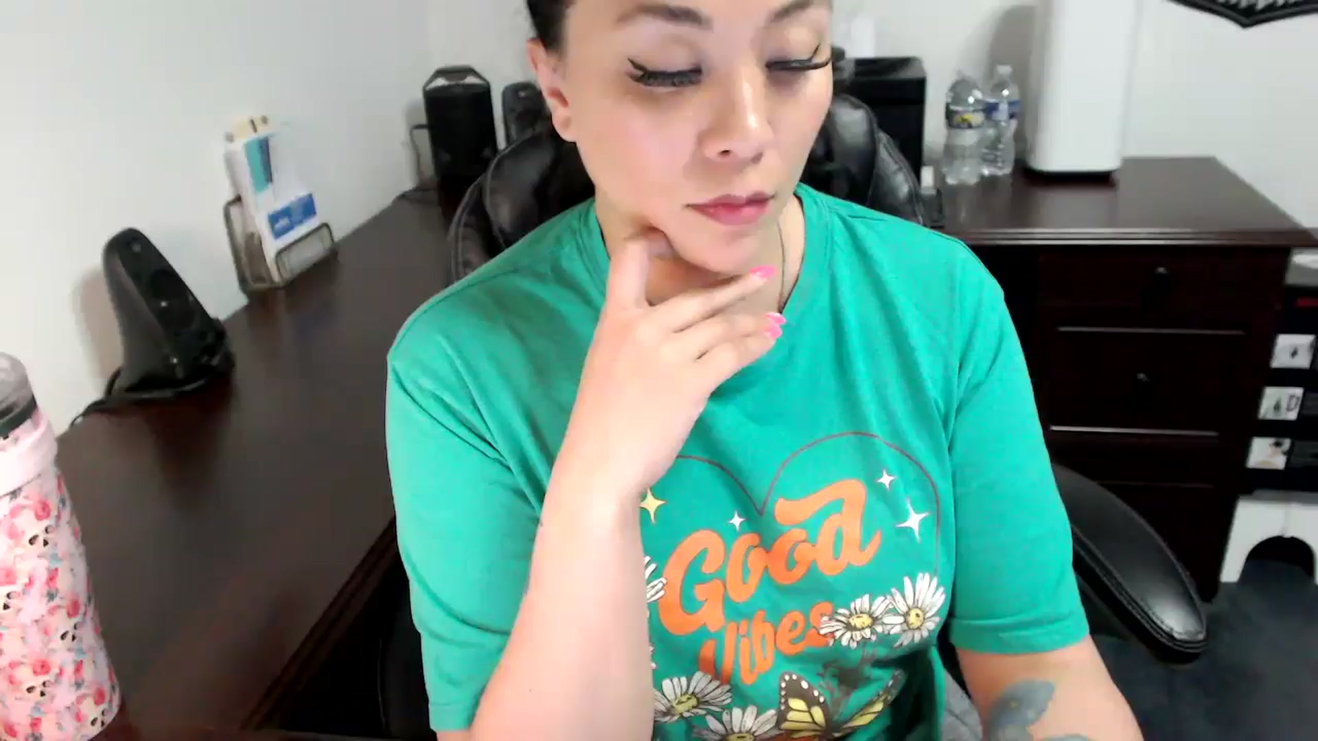 Gallery image thumbnail from MickaylaMoon's myfreecams stream on, 05/30/2024, 19:59 image 7 of 20
