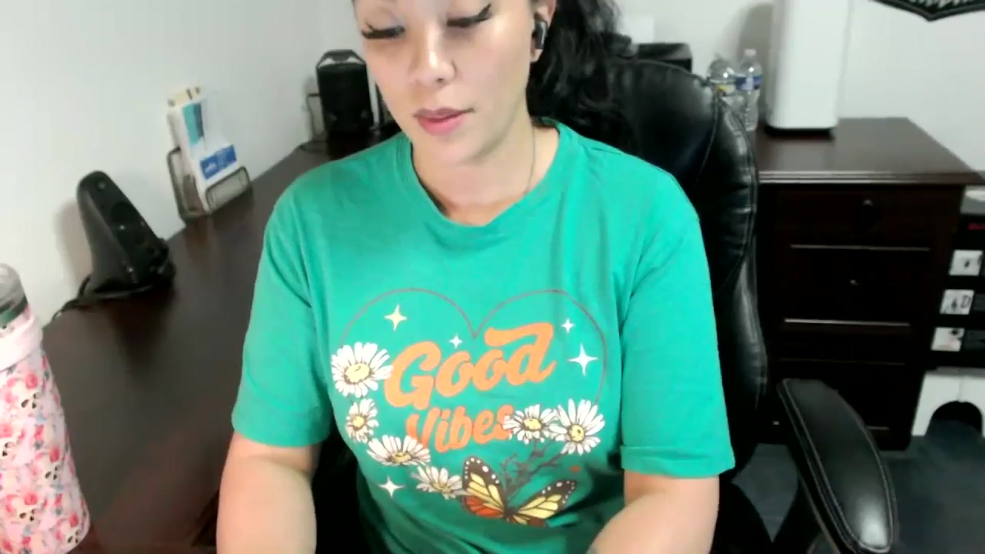 Gallery image thumbnail from MickaylaMoon's myfreecams stream on, 05/30/2024, 19:59 image 5 of 20