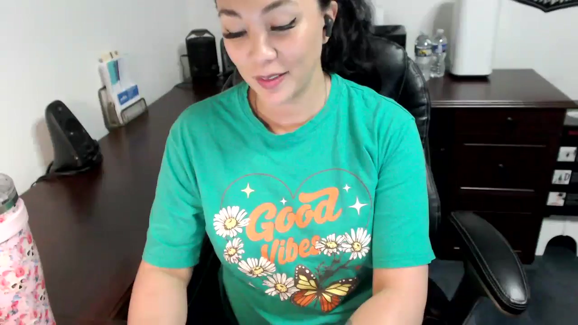 Gallery image thumbnail from MickaylaMoon's myfreecams stream on, 05/30/2024, 19:59 image 14 of 20
