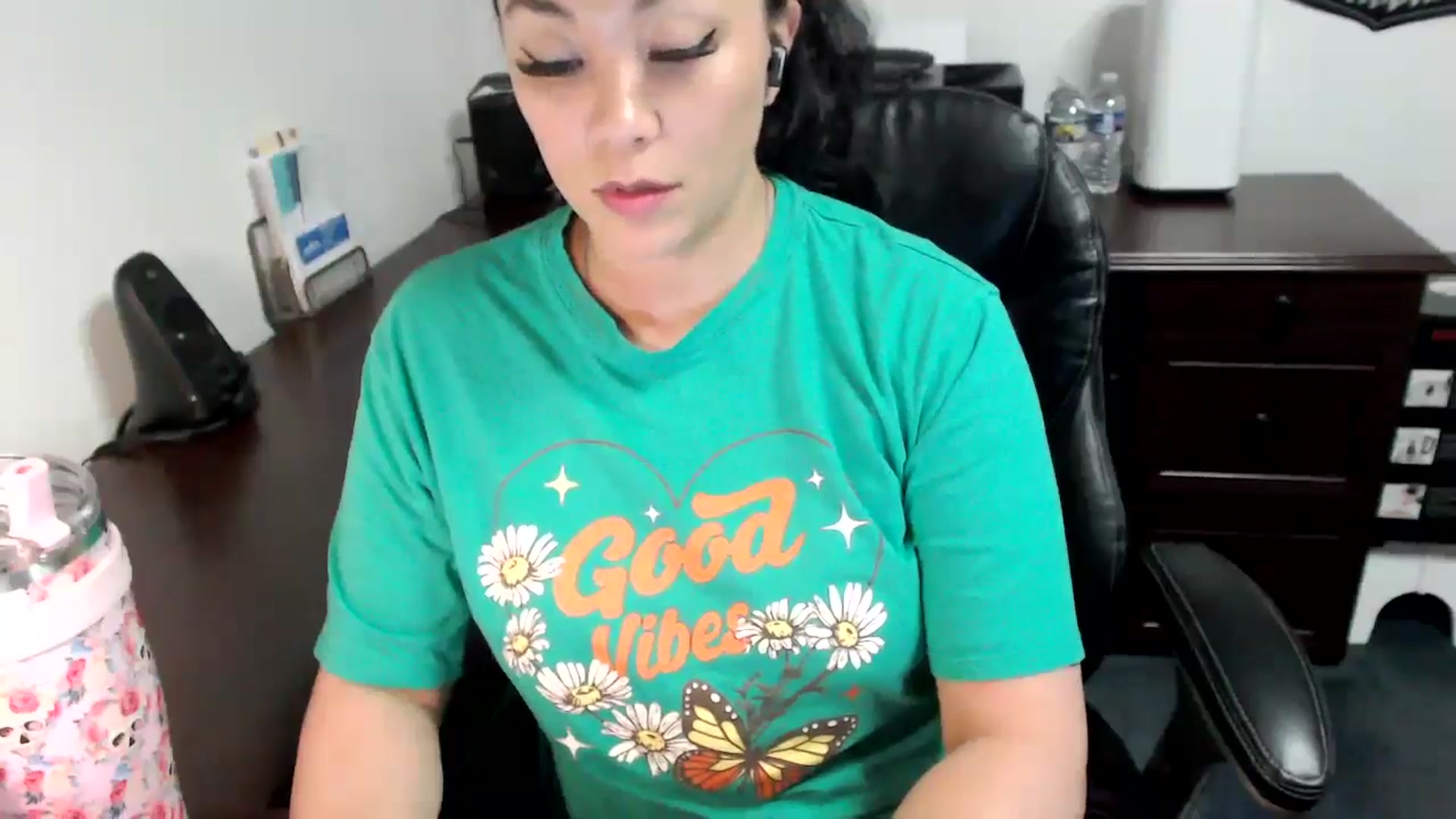 Gallery image thumbnail from MickaylaMoon's myfreecams stream on, 05/30/2024, 19:59 image 18 of 20