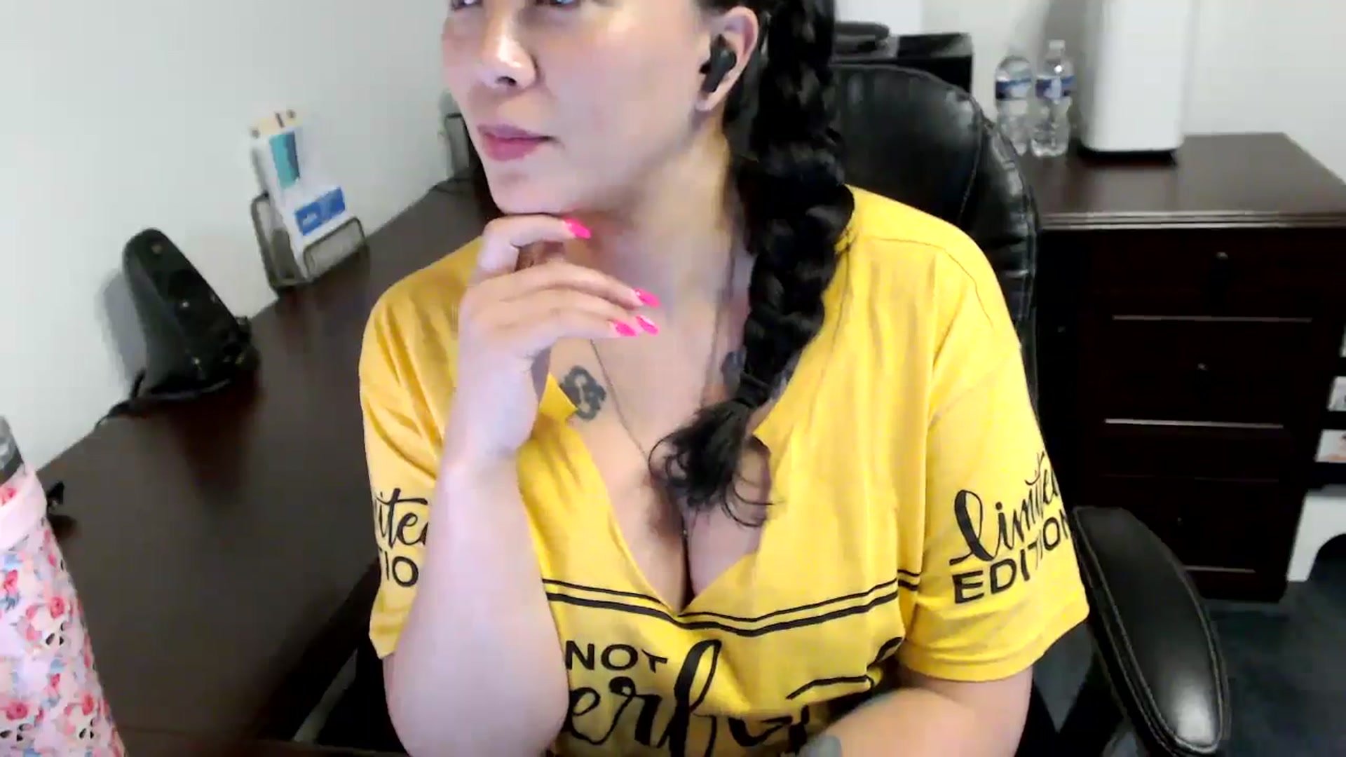 Gallery image thumbnail from MickaylaMoon's myfreecams stream on, 05/31/2024, 16:53 image 7 of 20