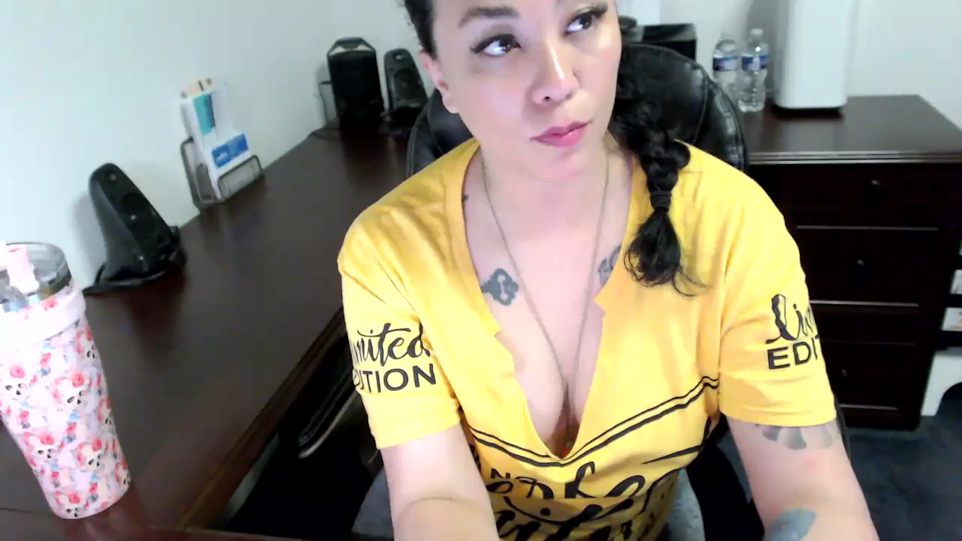 Gallery image thumbnail from MickaylaMoon's myfreecams stream on, 05/31/2024, 19:45 image 16 of 20